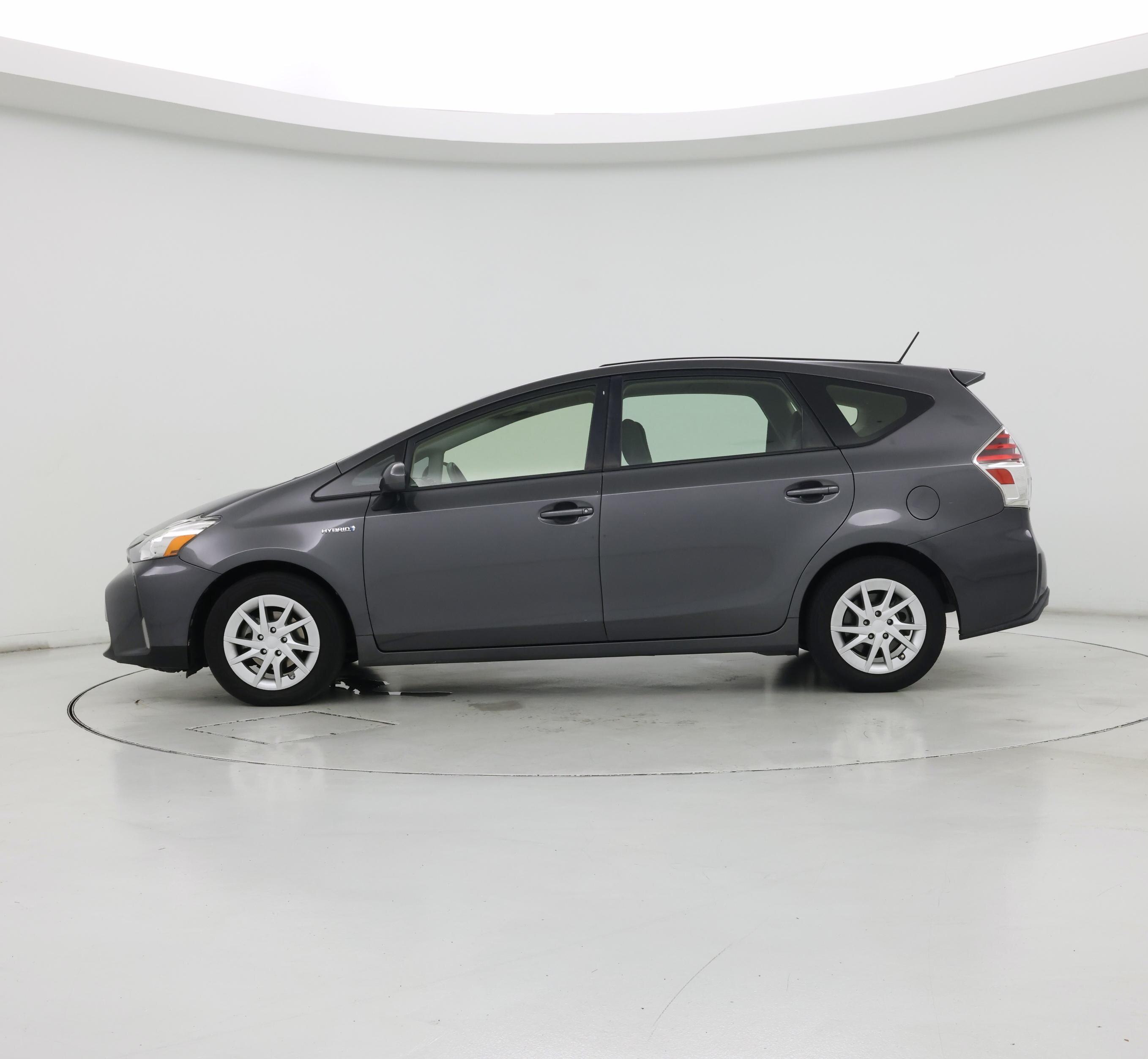 Thumbnail: 2016 Toyota Prius v - 3