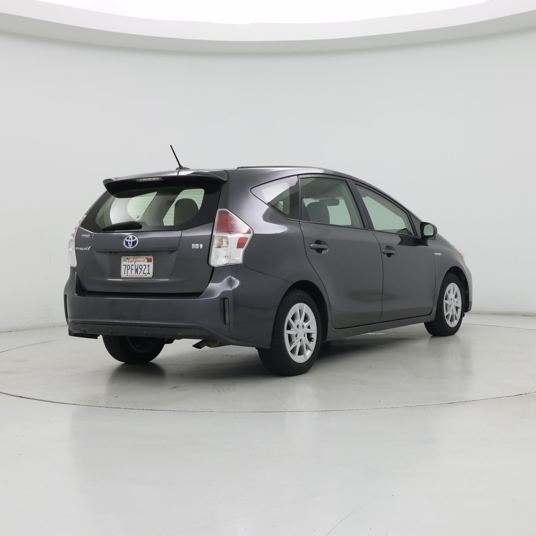Thumbnail: 2016 Toyota Prius v - 8