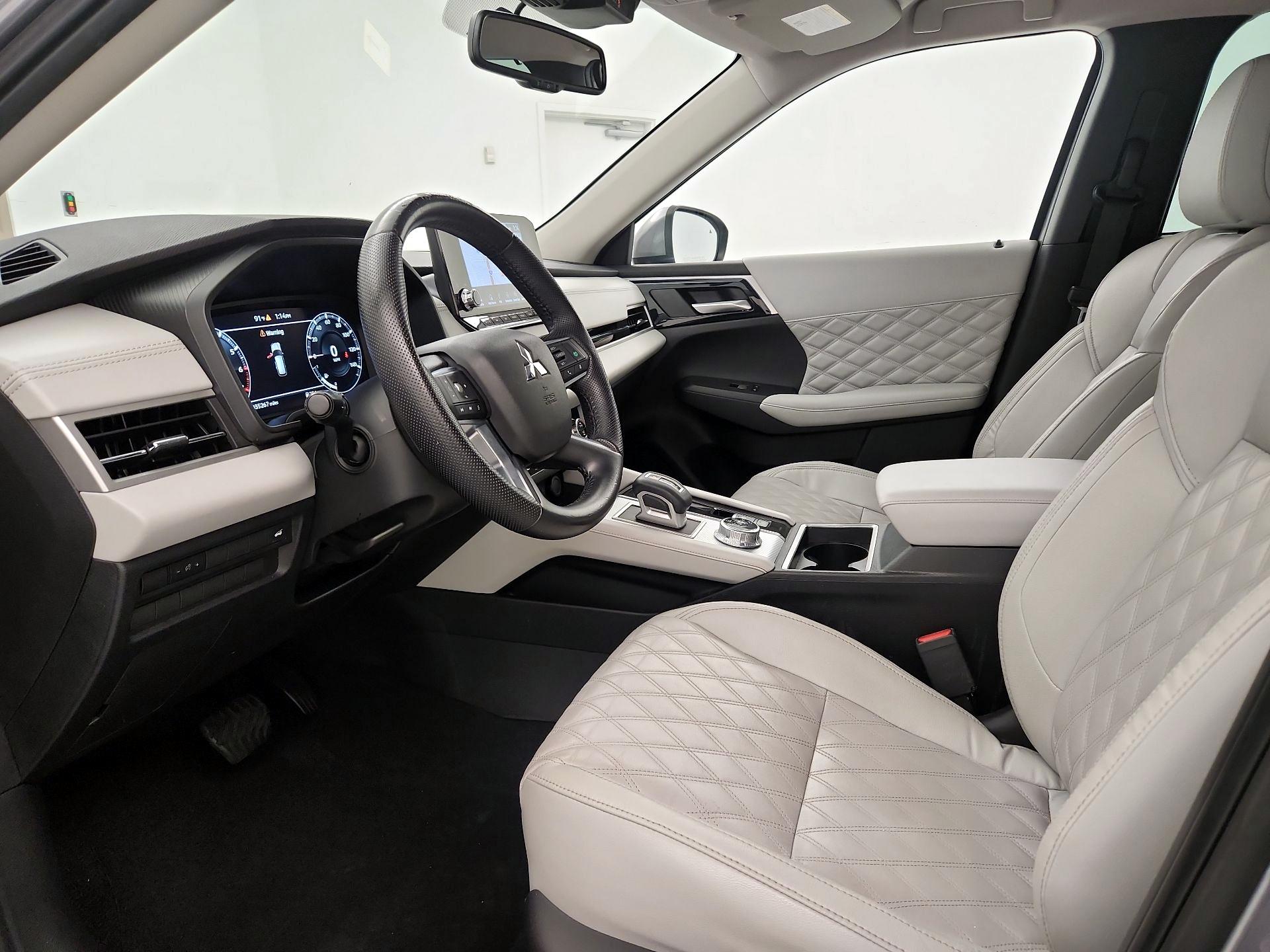 Thumbnail: 2023 Mitsubishi Outlander - 11