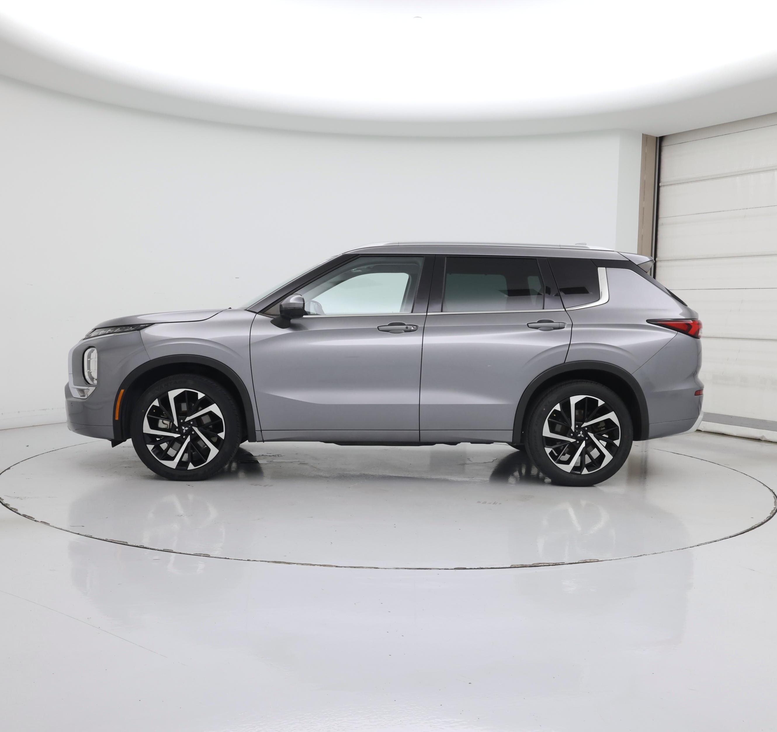 Thumbnail: 2023 Mitsubishi Outlander - 3