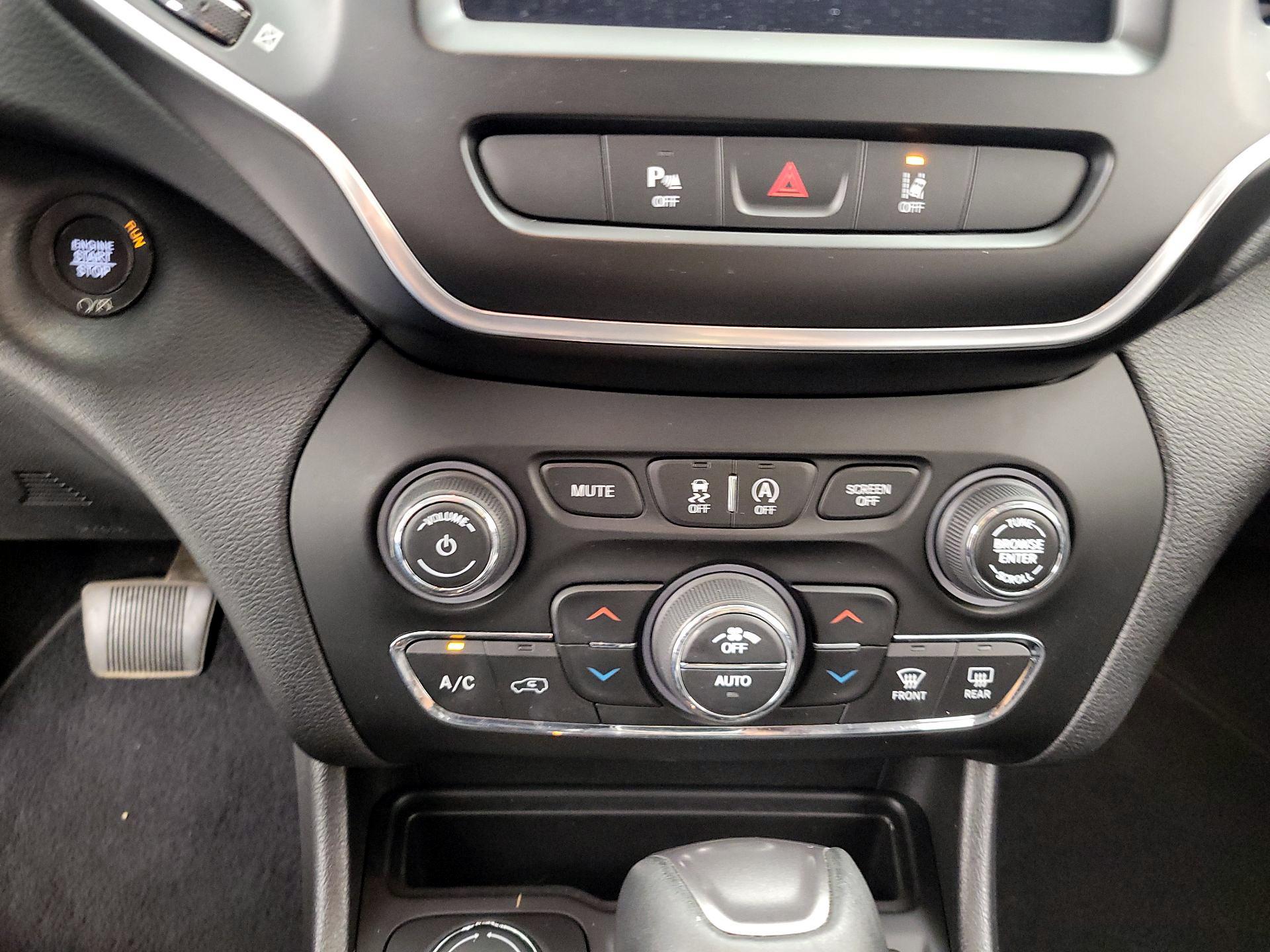 Thumbnail: 2021 Jeep Cherokee - 16