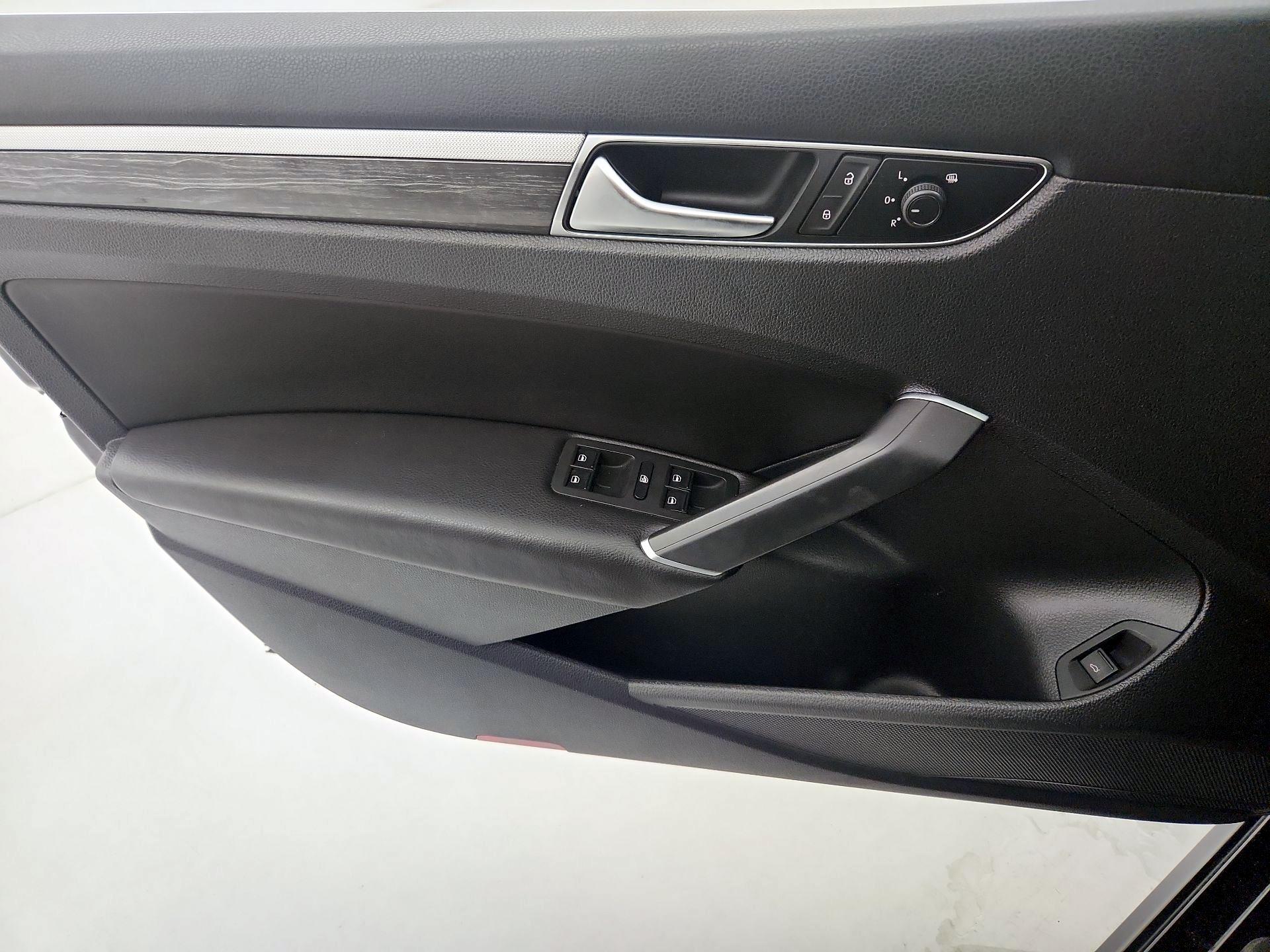 Thumbnail: 2018 Volkswagen Passat - 12
