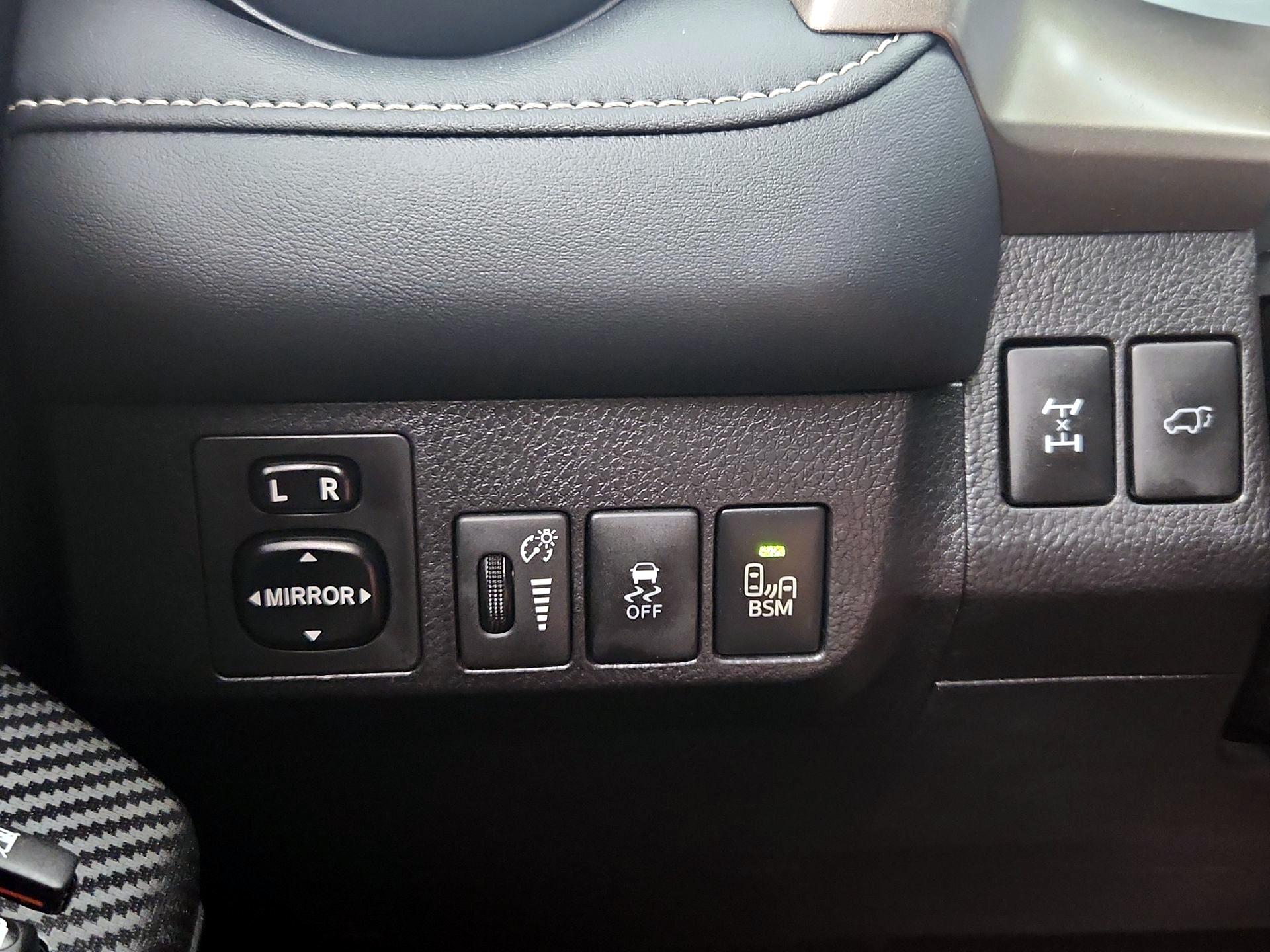 Thumbnail: 2015 Toyota RAV4 - 13