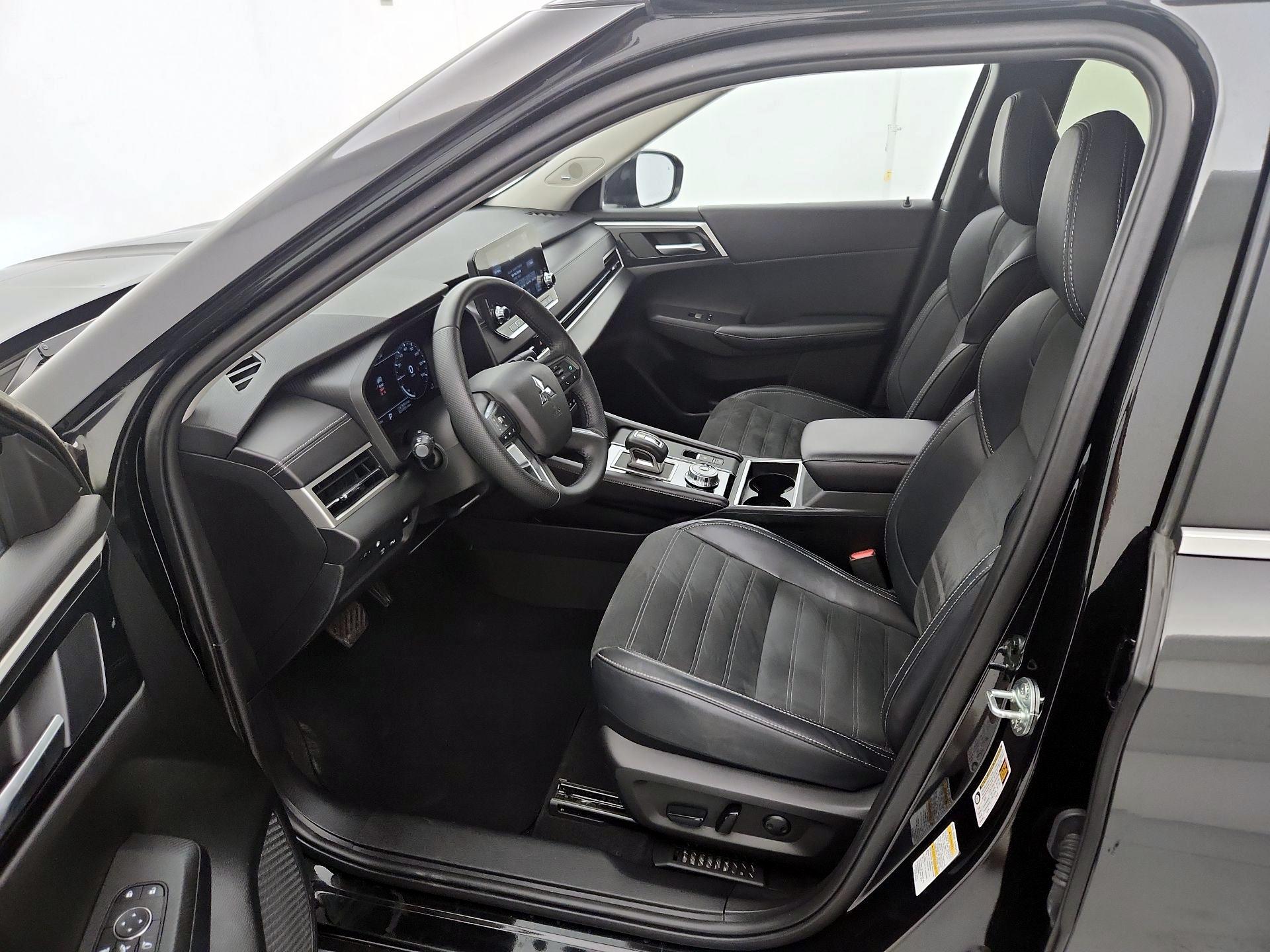 Thumbnail: 2024 Mitsubishi Outlander - 11