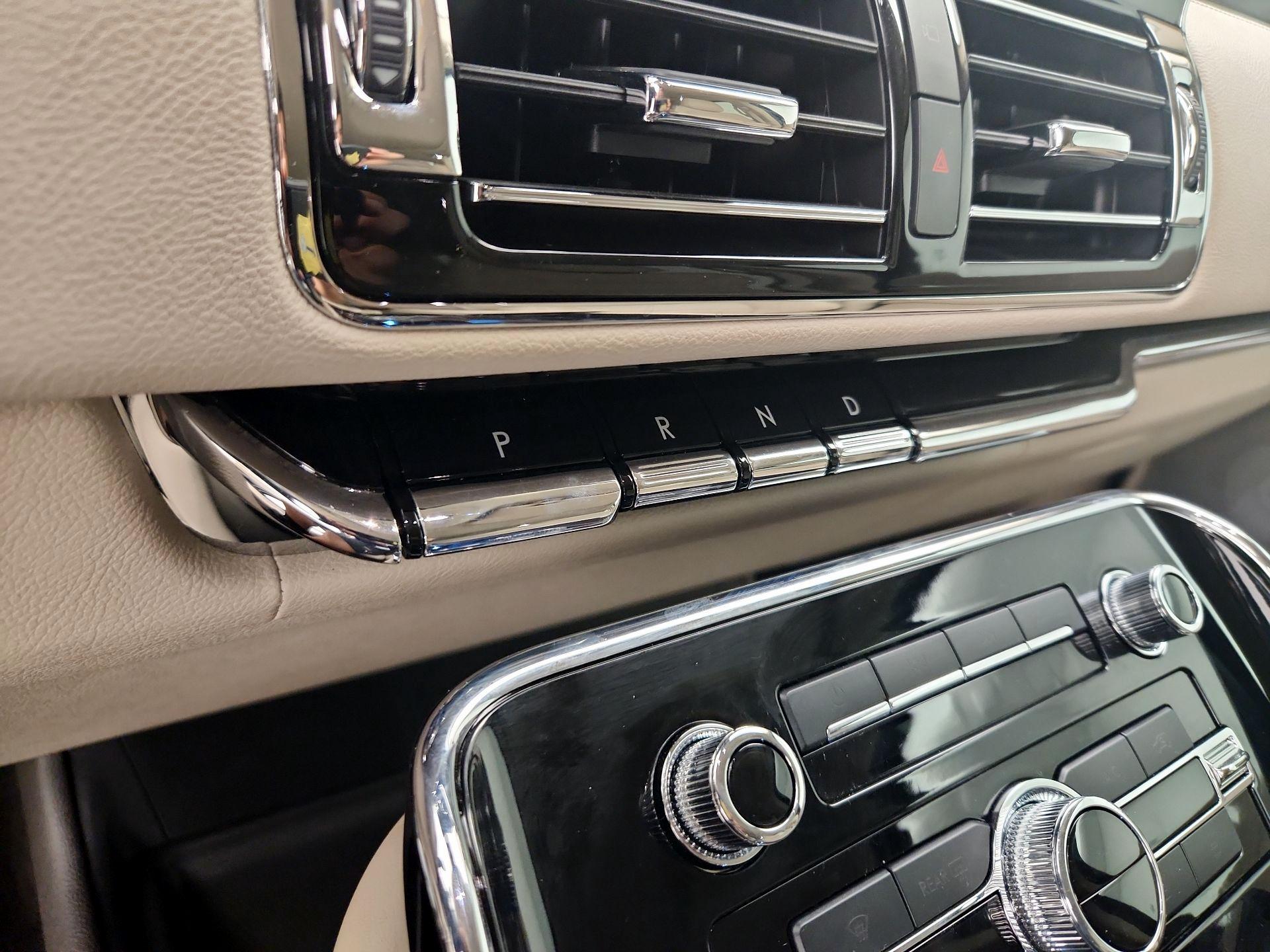 Thumbnail: 2021 Lincoln Navigator - 18