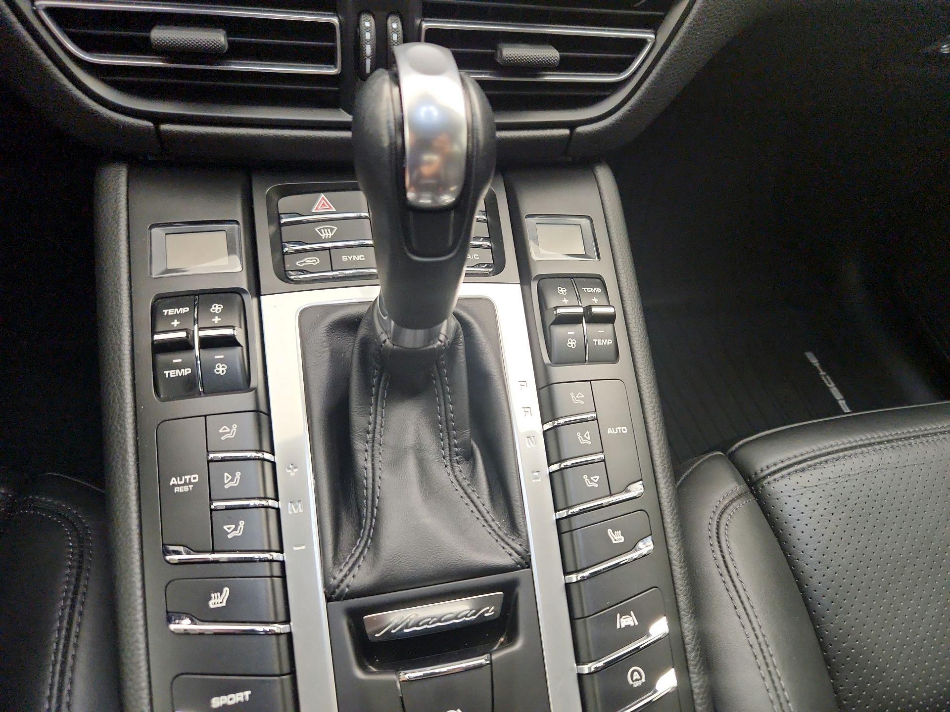 Thumbnail: 2021 Porsche Macan - 18