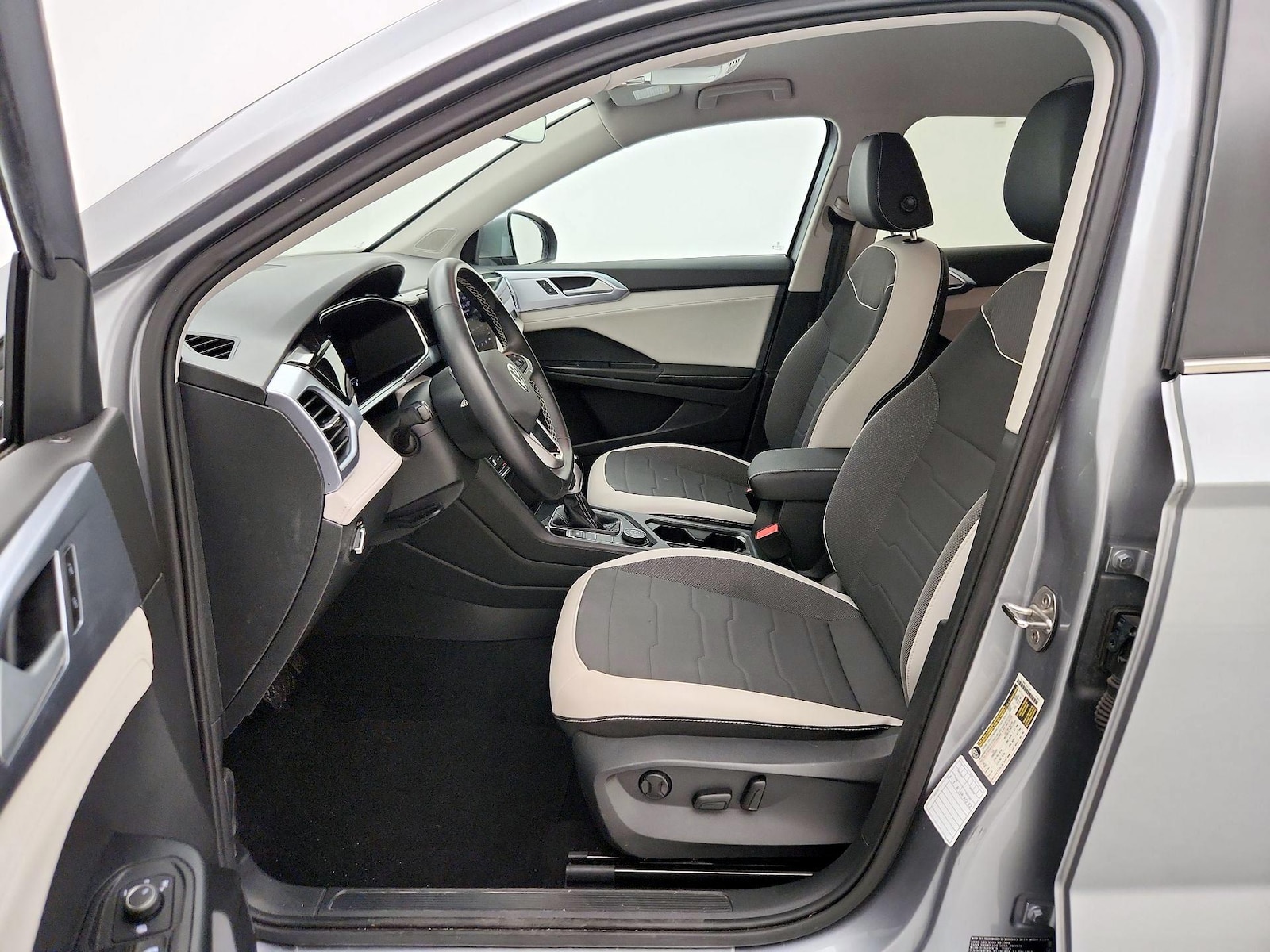 2025 Volkswagen Taos SE - Photo 12