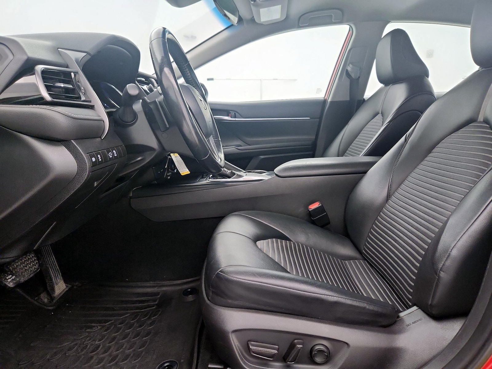 2020 Toyota Camry SE - Photo 12