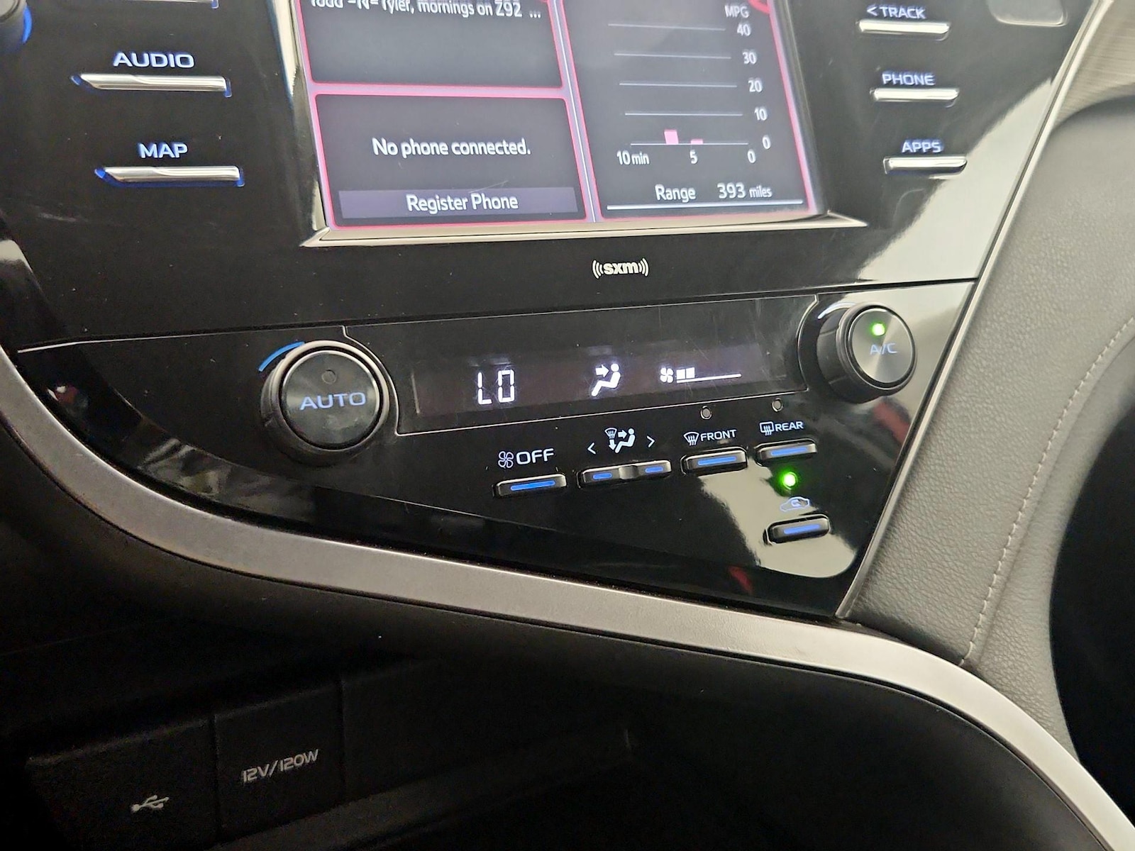 2020 Toyota Camry SE - Photo 17