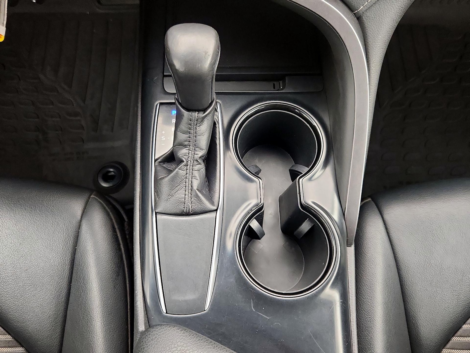 2020 Toyota Camry SE - Photo 18