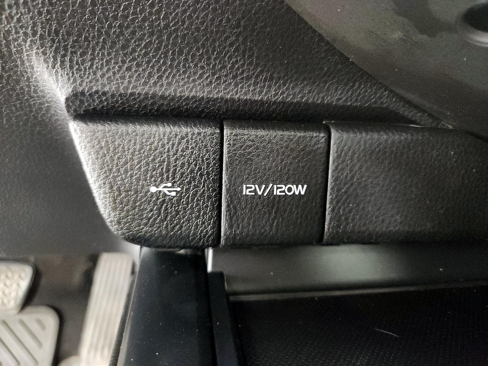 2020 Toyota Camry SE - Photo 19