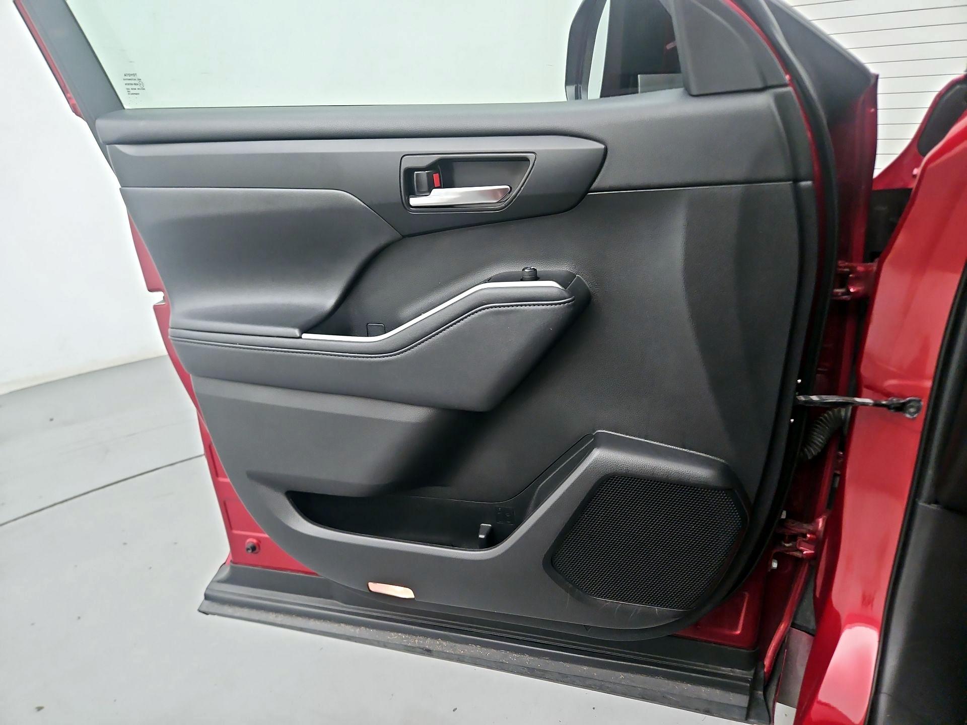 Thumbnail: 2021 Toyota Highlander - 10