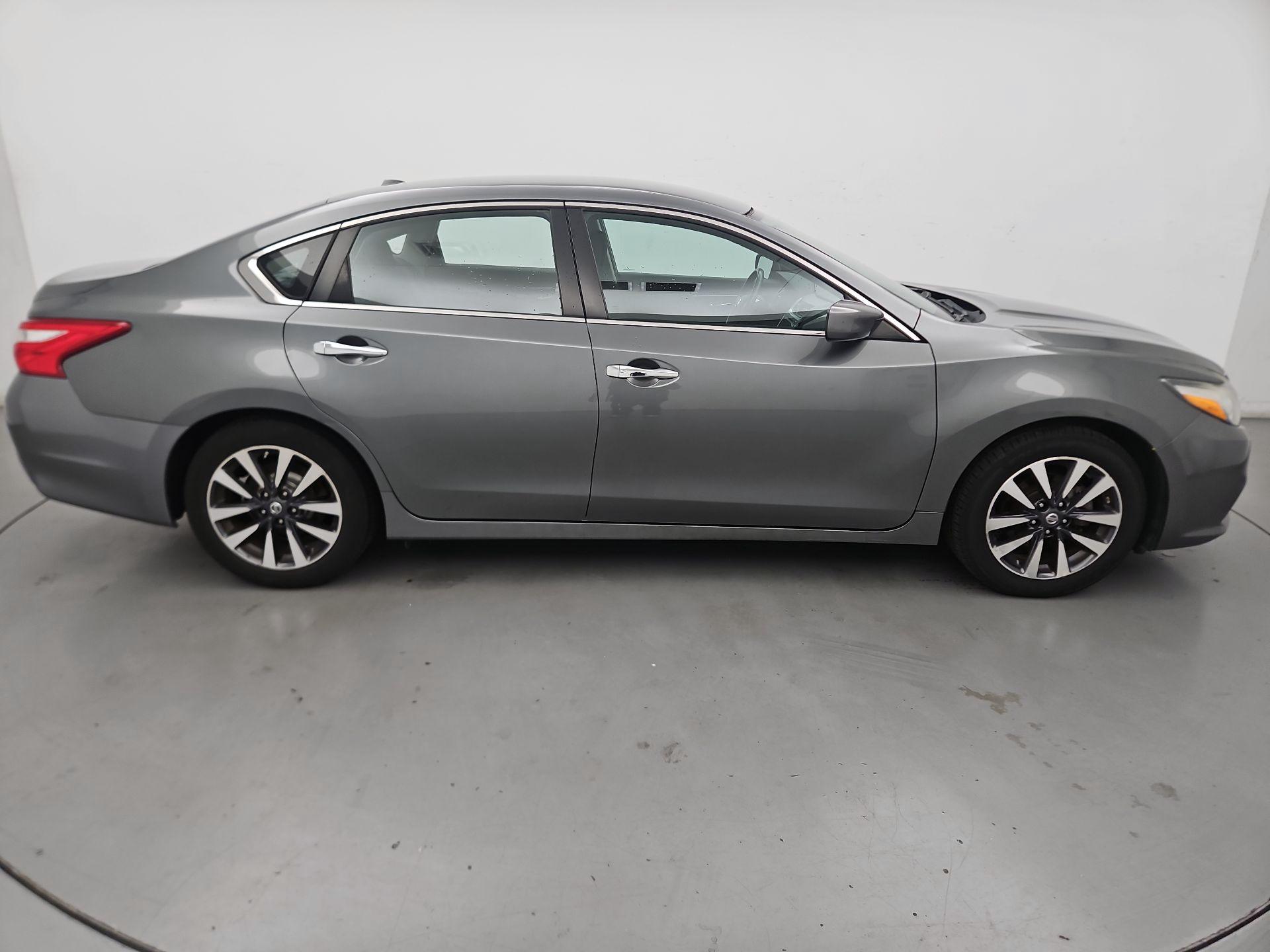 Thumbnail: 2017 Nissan Altima - 4