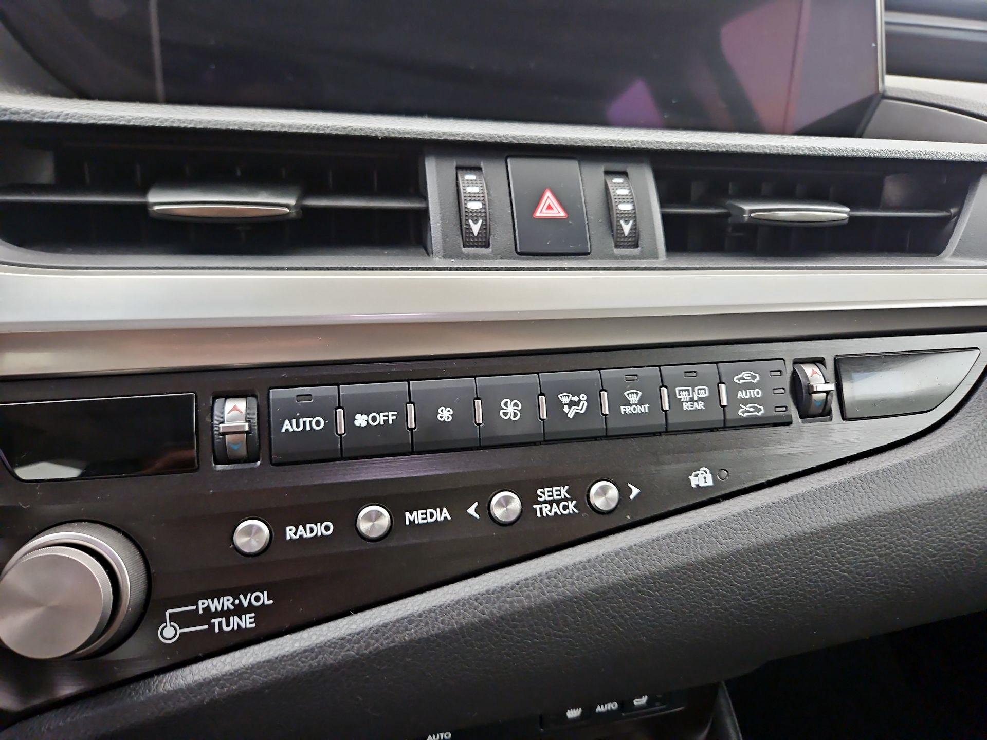 Thumbnail: 2021 Lexus ES - 16