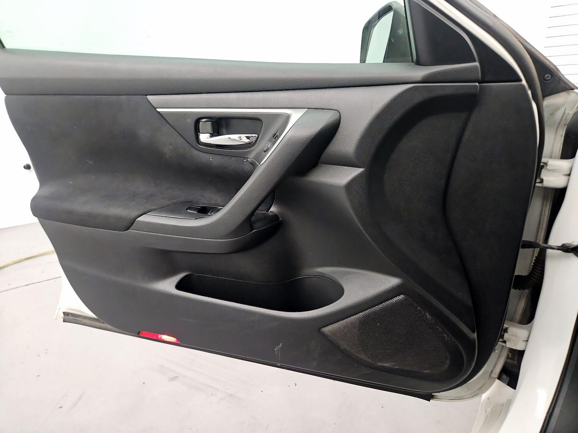 Thumbnail: 2015 Nissan Altima - 10