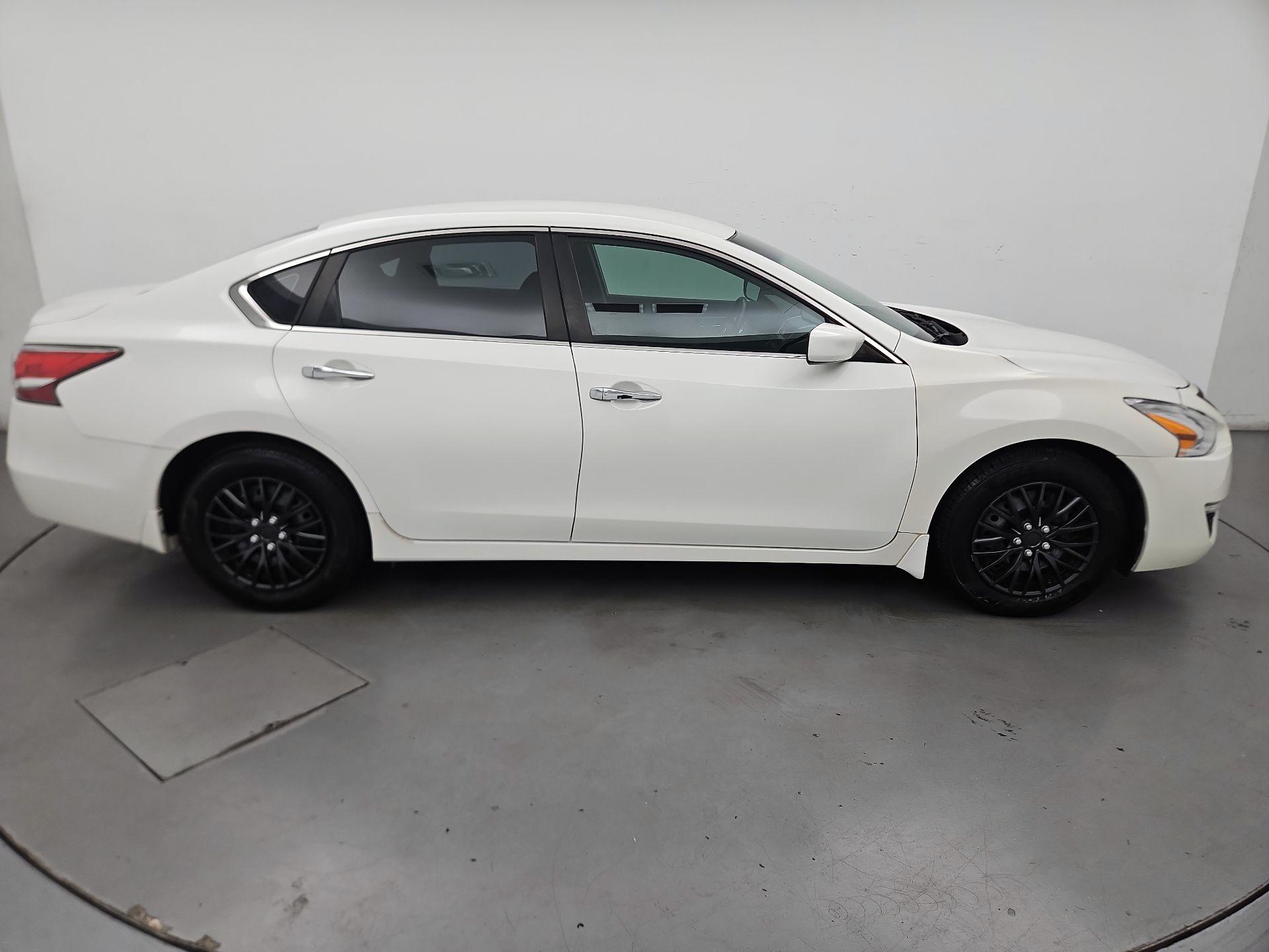 Thumbnail: 2015 Nissan Altima - 4