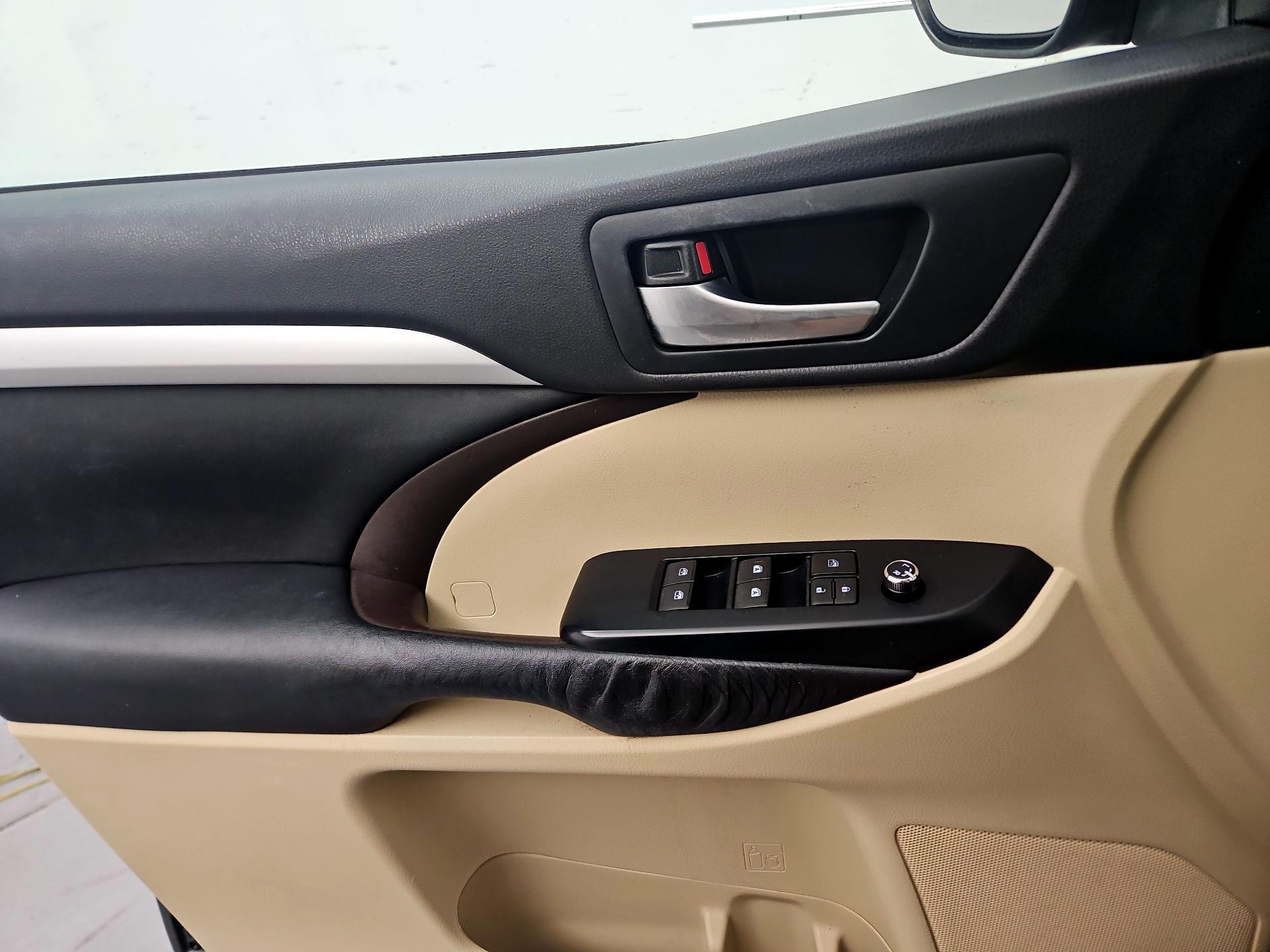 Thumbnail: 2015 Toyota Highlander - 12