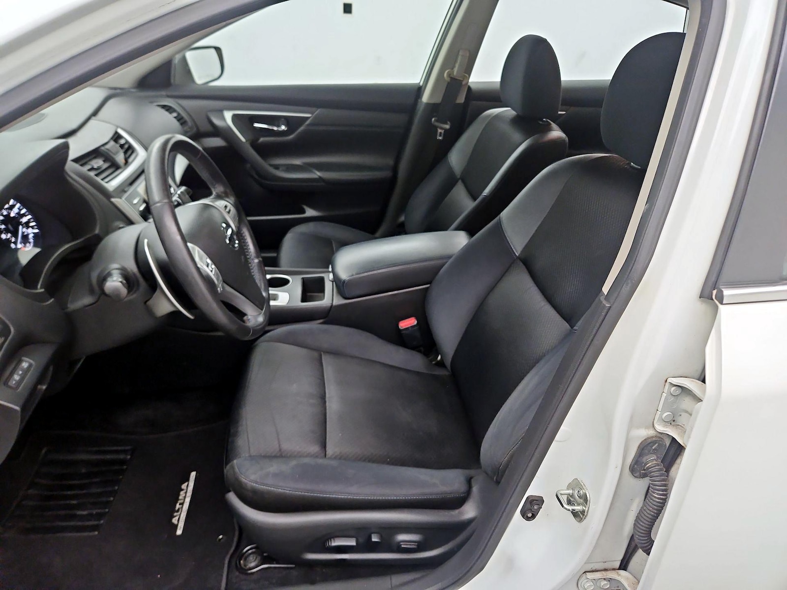 2017 Nissan Altima SR - Photo 10