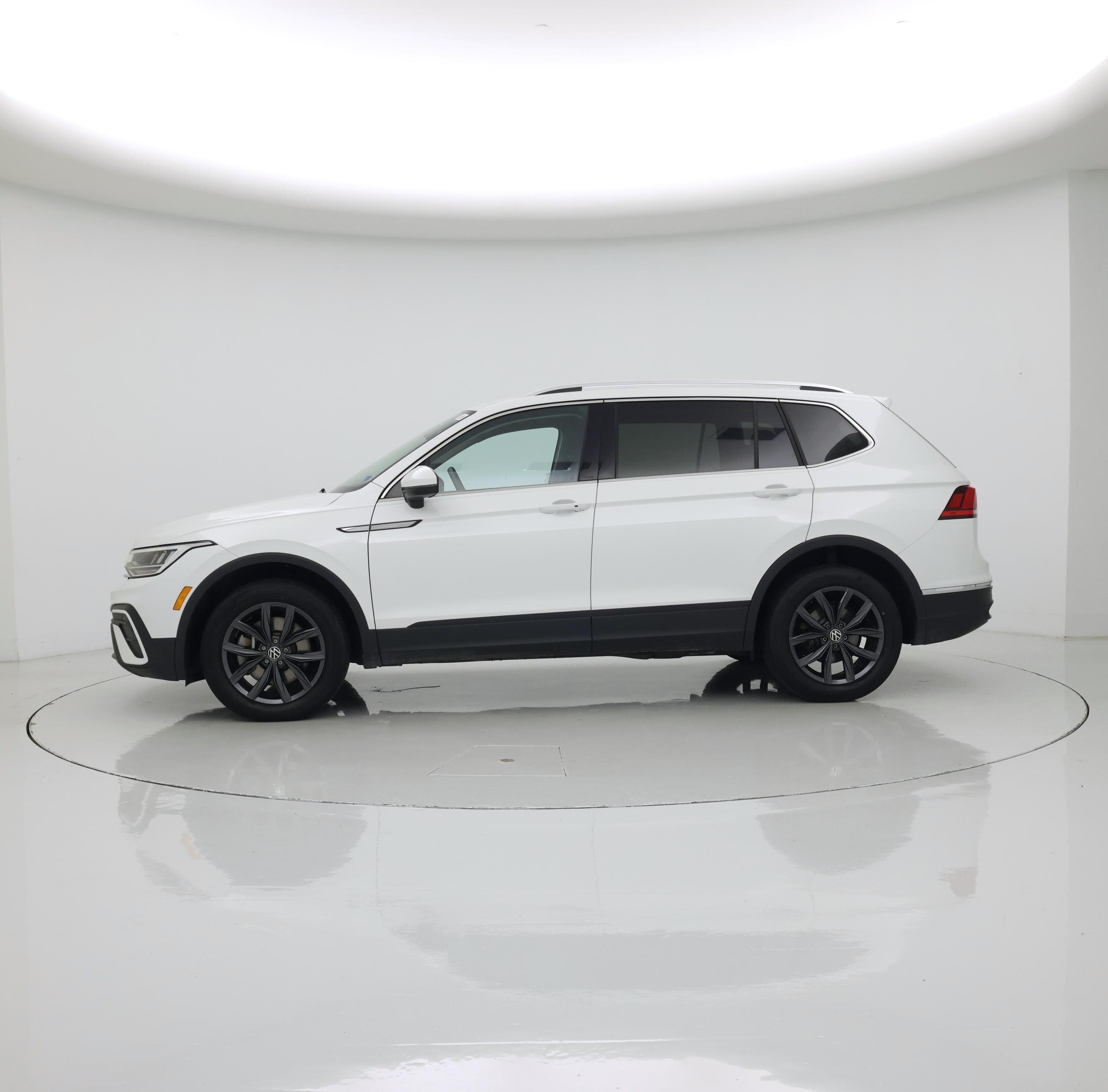 Thumbnail: 2023 Volkswagen Tiguan - 3