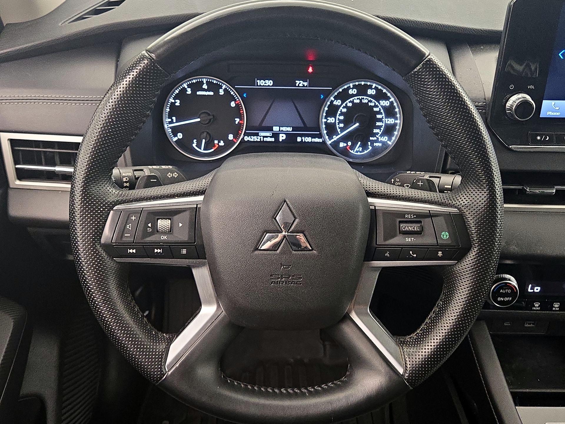 Thumbnail: 2023 Mitsubishi Outlander - 10