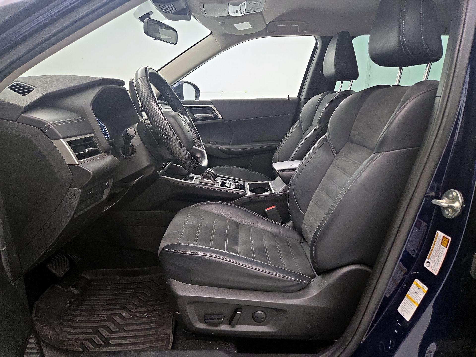 Thumbnail: 2023 Mitsubishi Outlander - 11