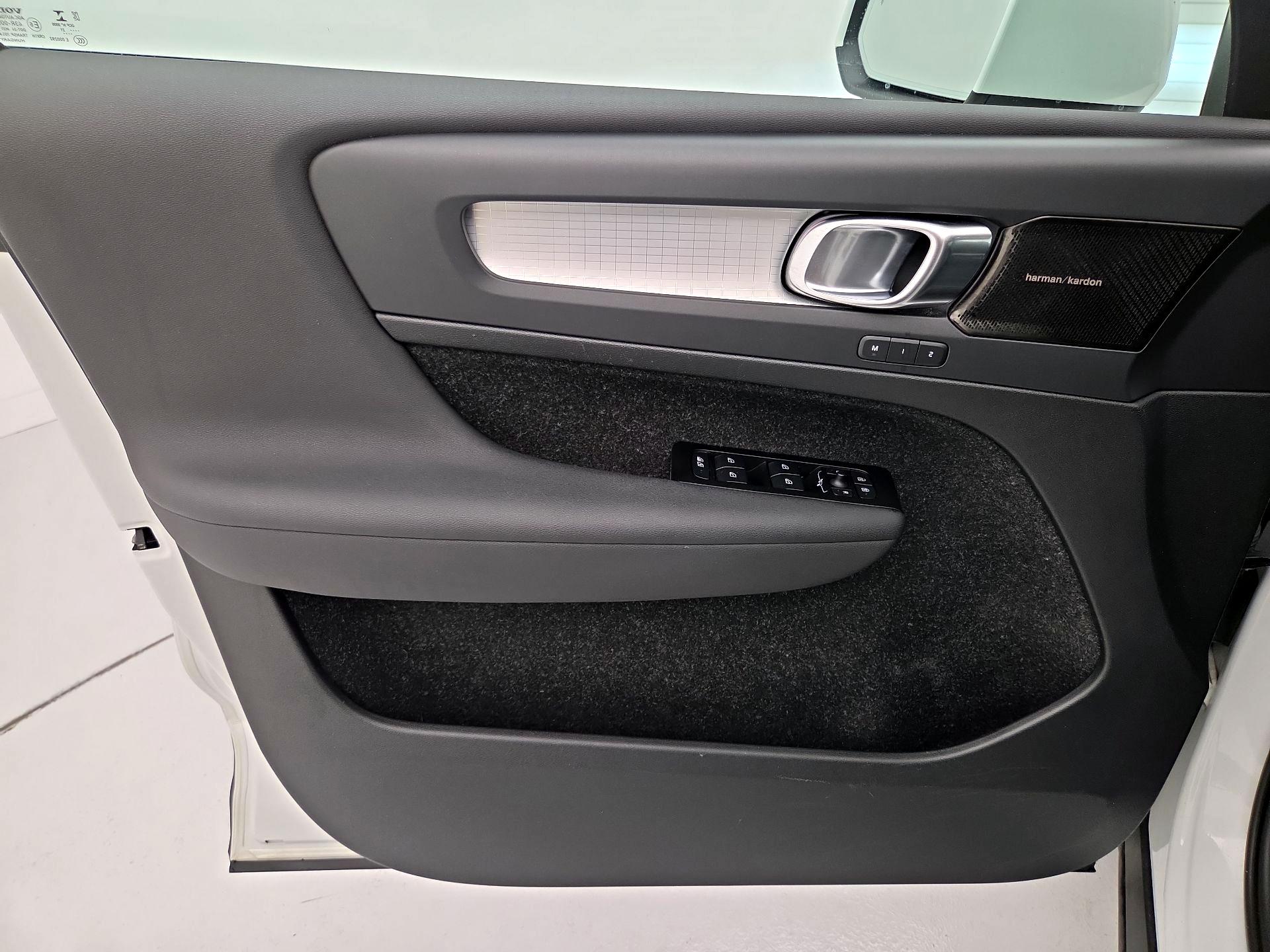 Thumbnail: 2021 Volvo XC40 - 12