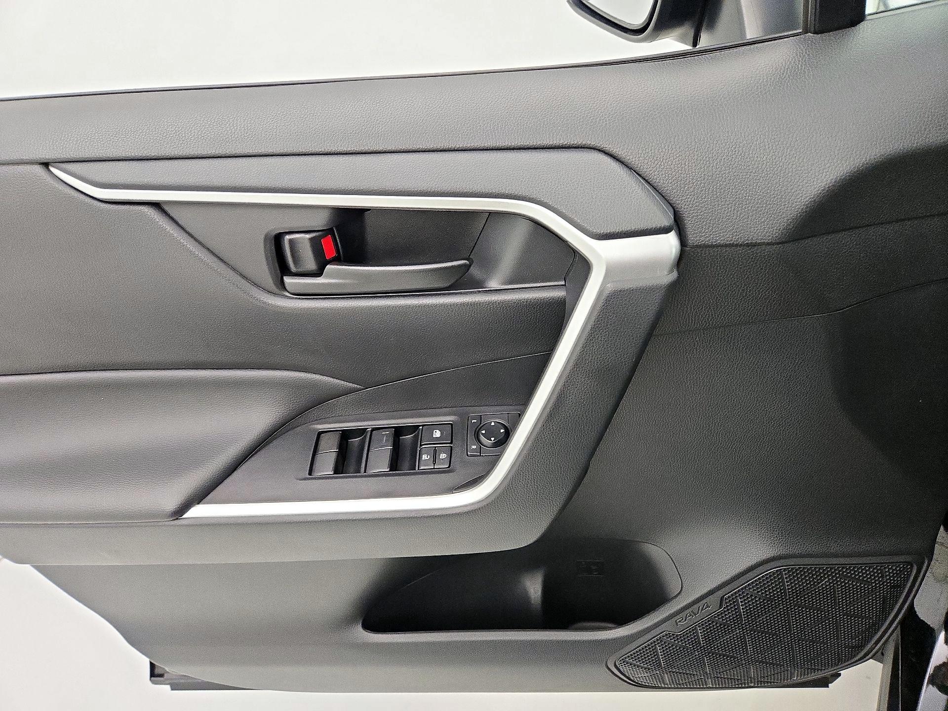 Thumbnail: 2022 Toyota RAV4 - 12