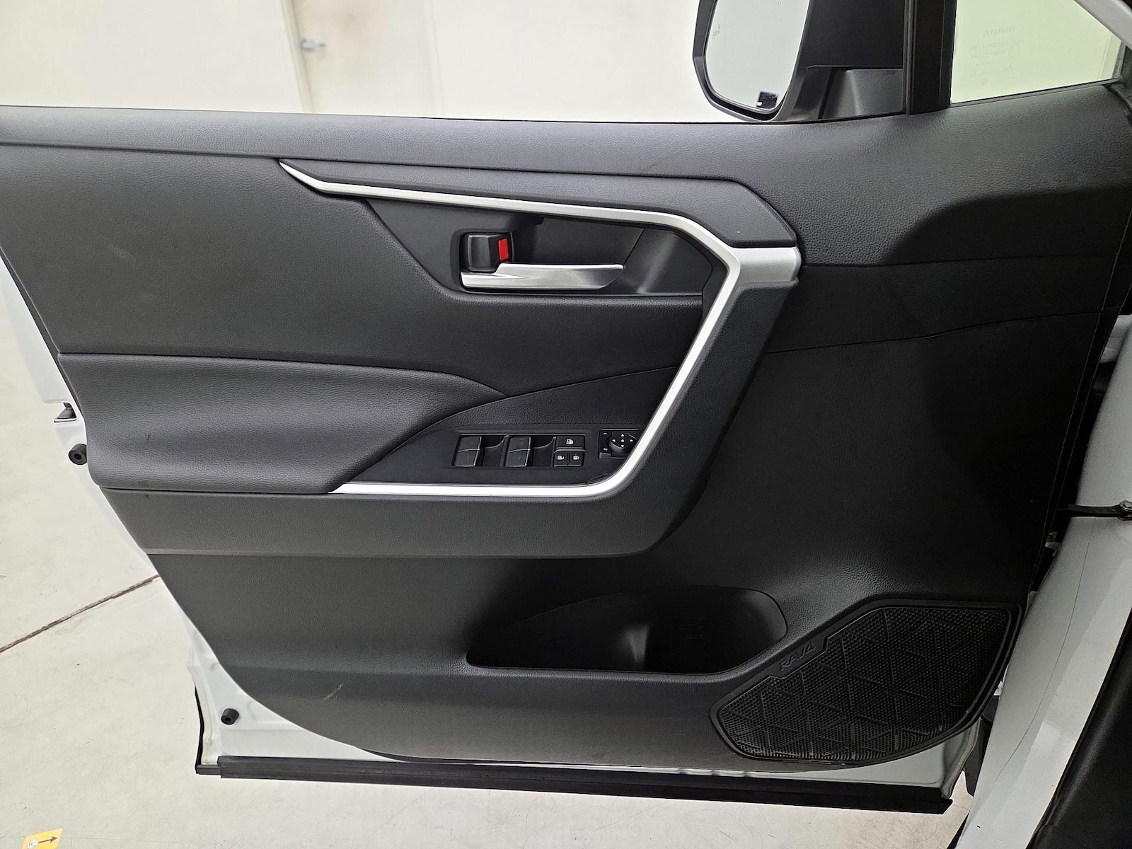 2023 Toyota RAV4 SE - Photo 13