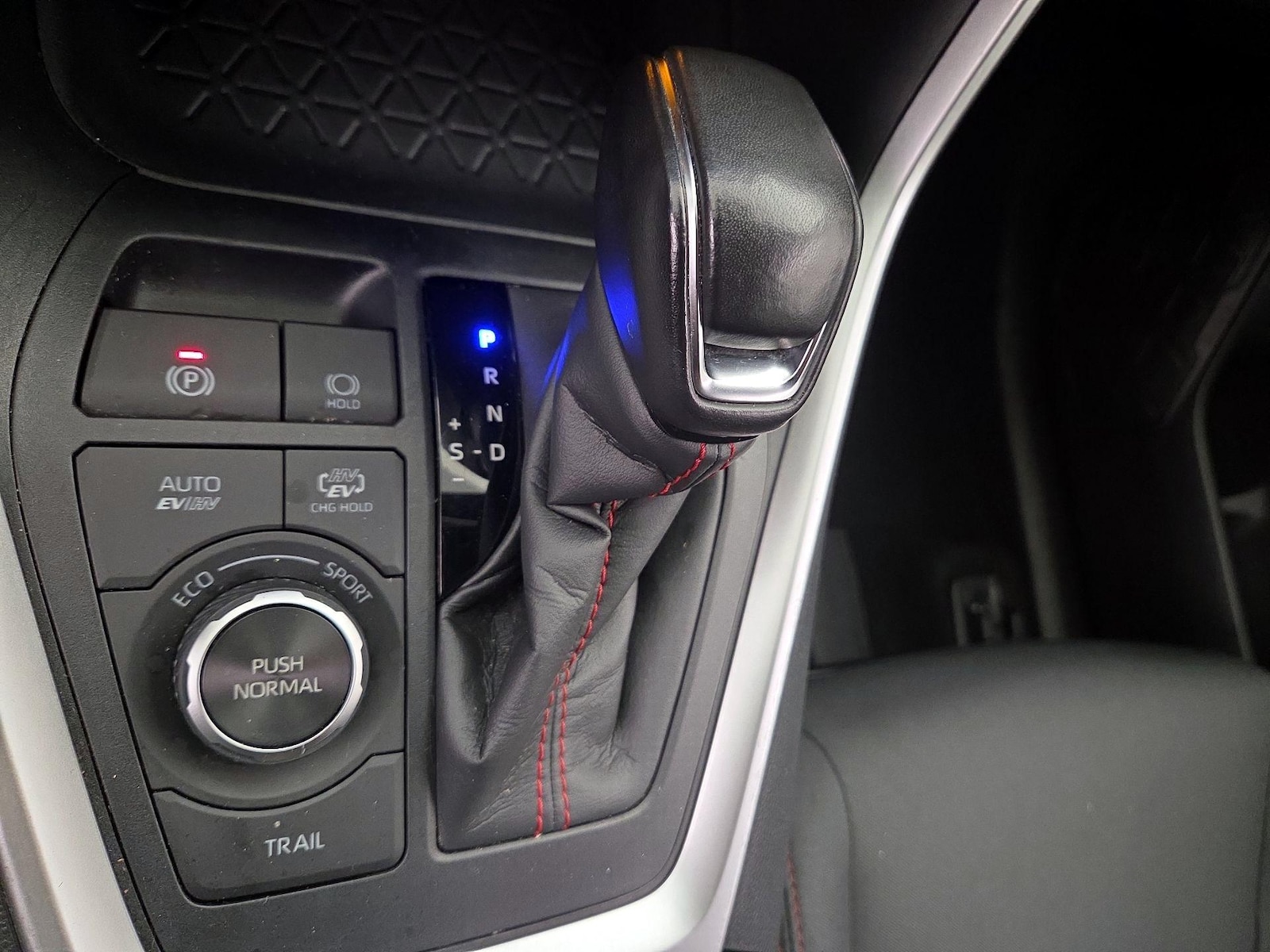 2023 Toyota RAV4 SE - Photo 18