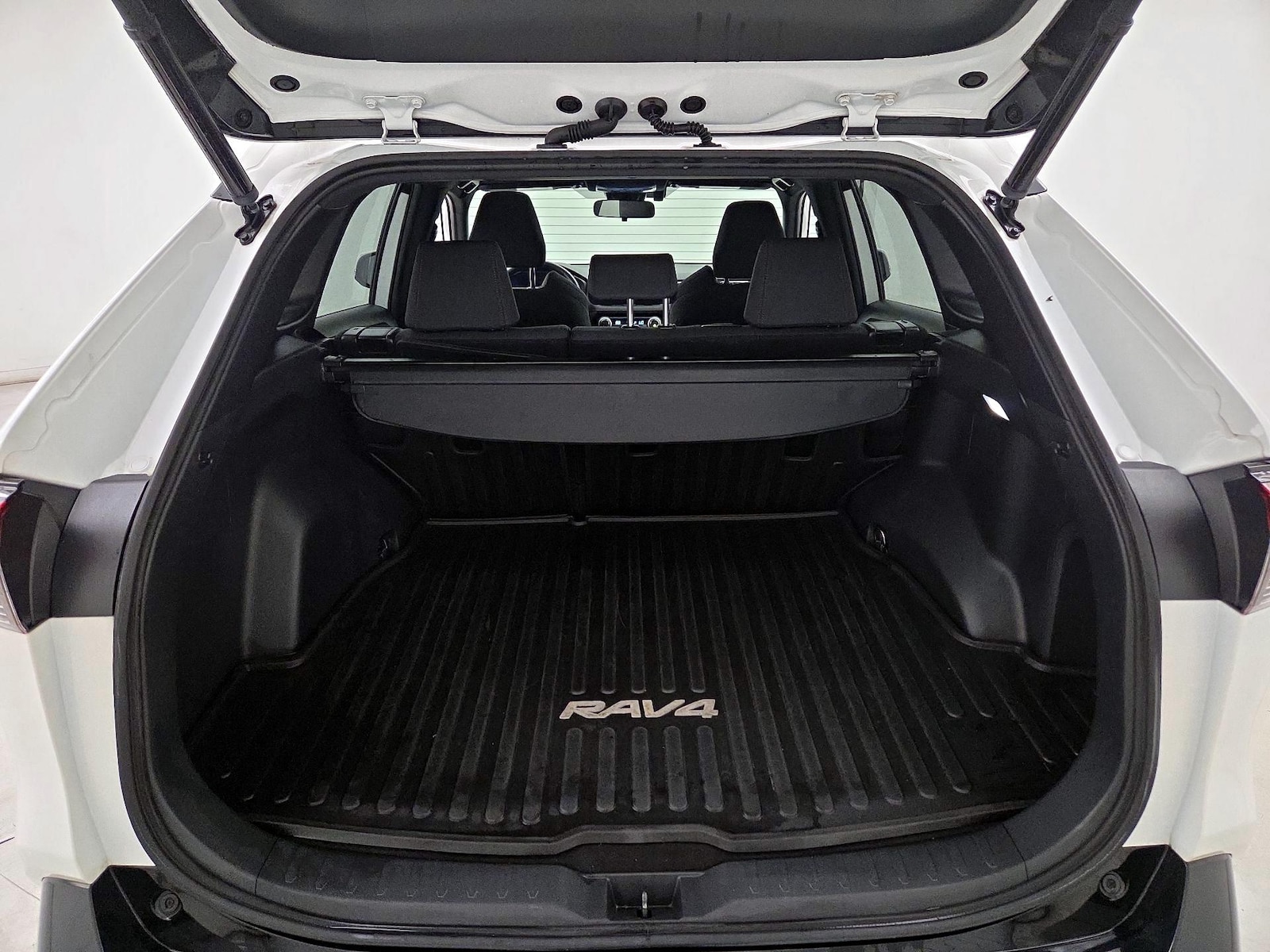 2023 Toyota RAV4 SE - Photo 22