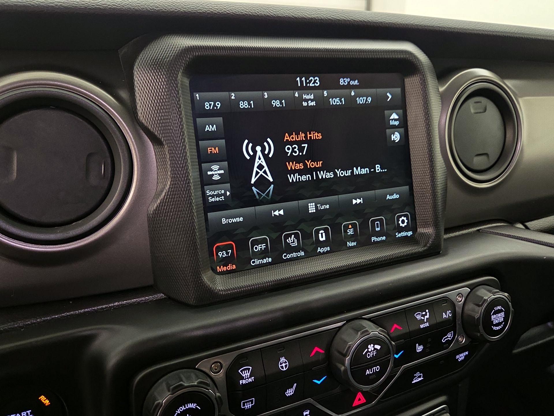 Thumbnail: 2021 Jeep Gladiator - 15
