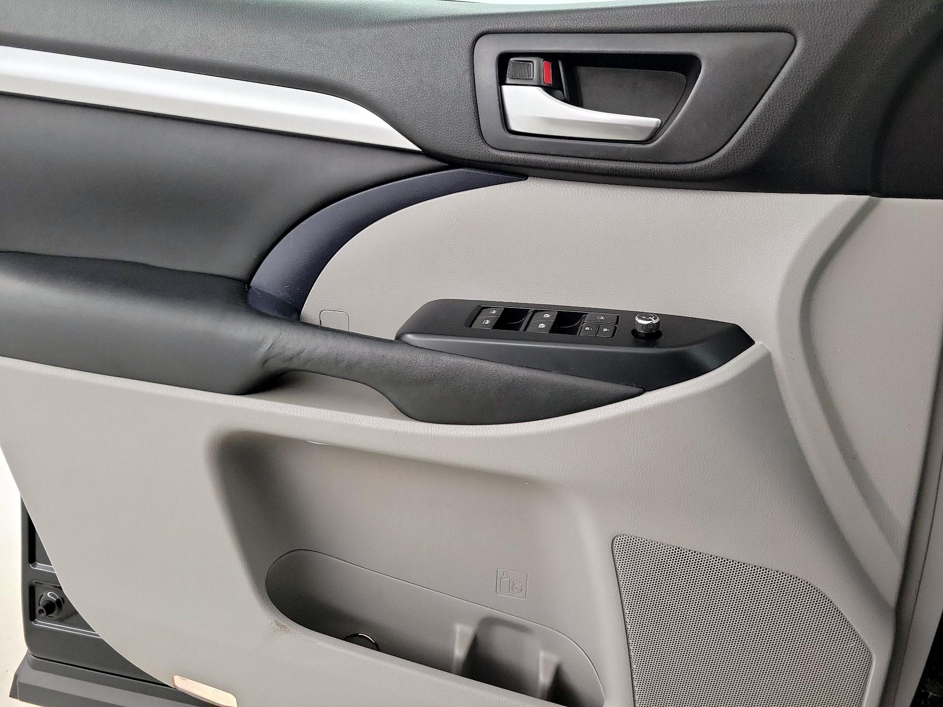 Thumbnail: 2015 Toyota Highlander - 12