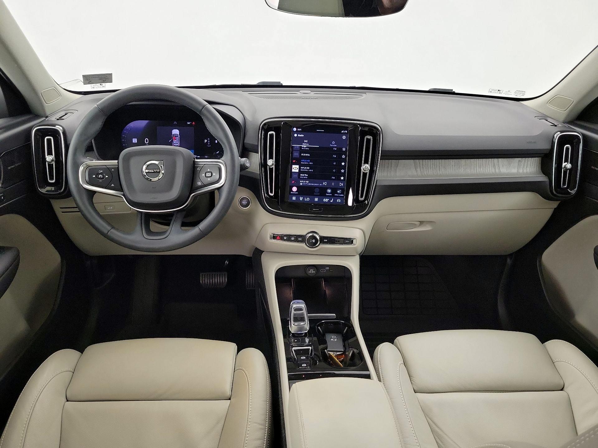 Thumbnail: 2023 Volvo XC40 - 9