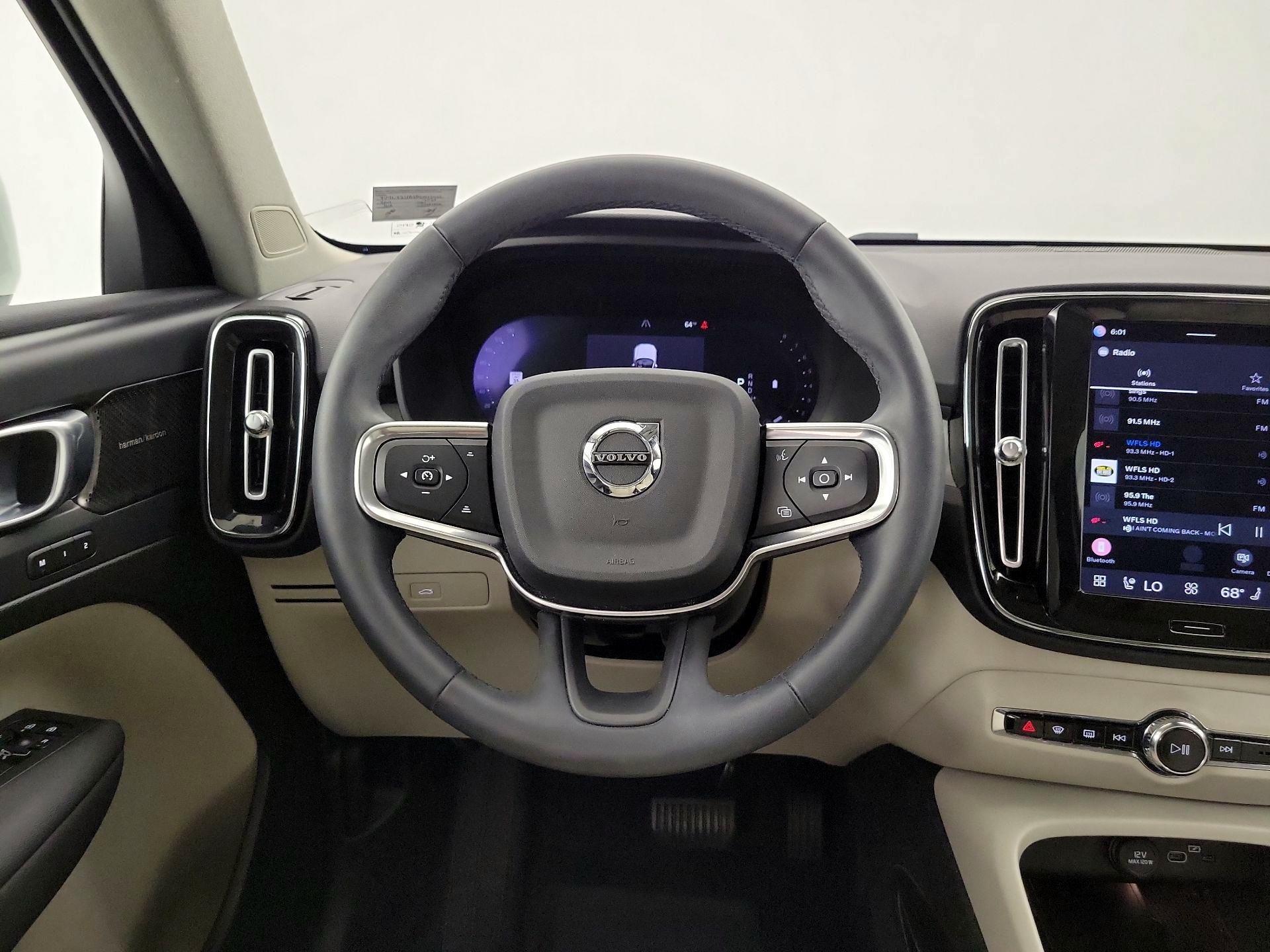 Thumbnail: 2023 Volvo XC40 - 10