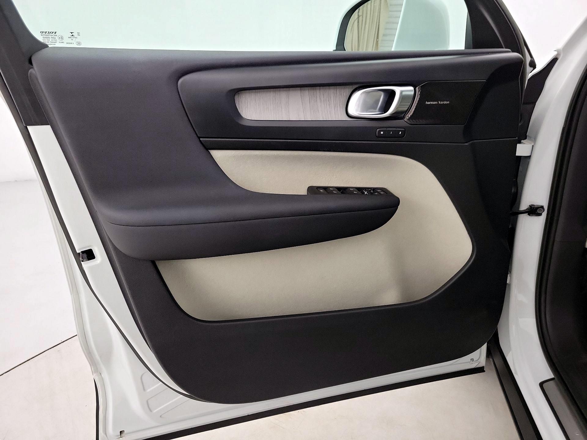 Thumbnail: 2023 Volvo XC40 - 12