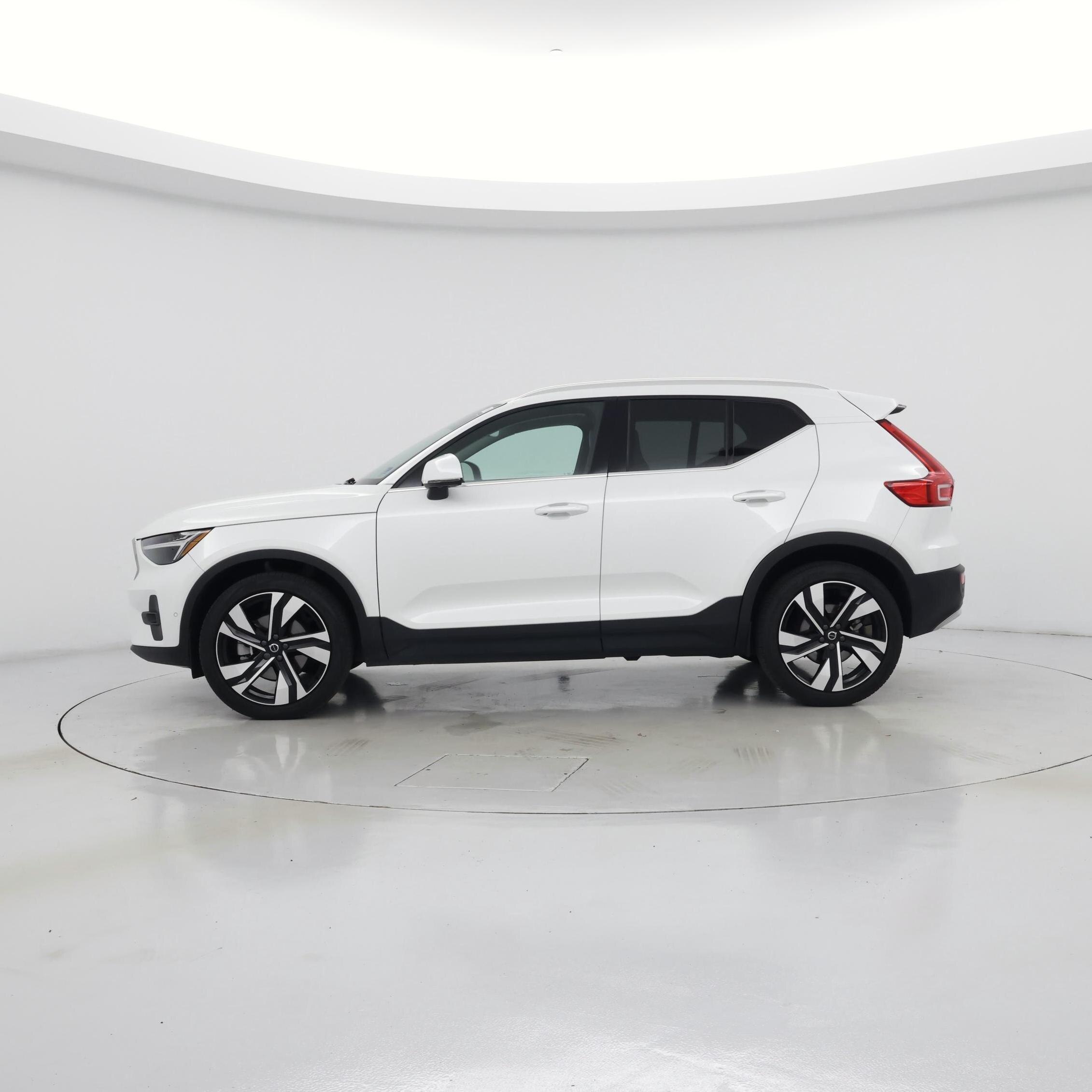 Thumbnail: 2023 Volvo XC40 - 3