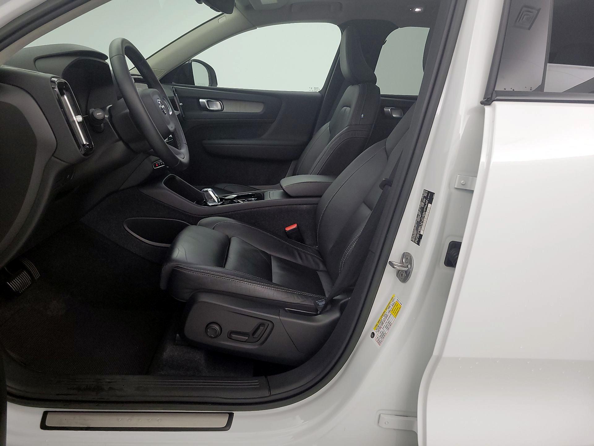 Thumbnail: 2023 Volvo XC40 - 11