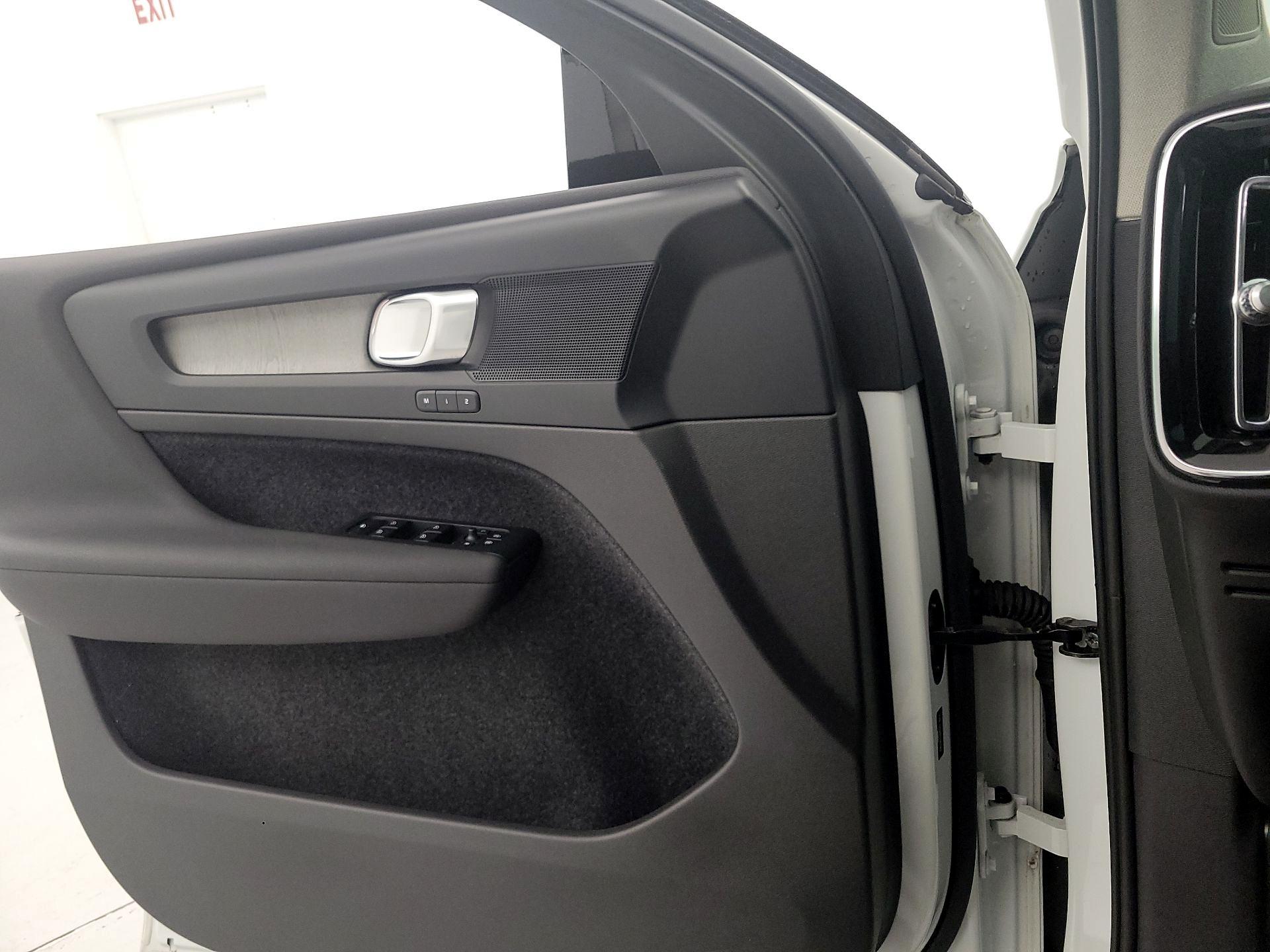 Thumbnail: 2023 Volvo XC40 - 12