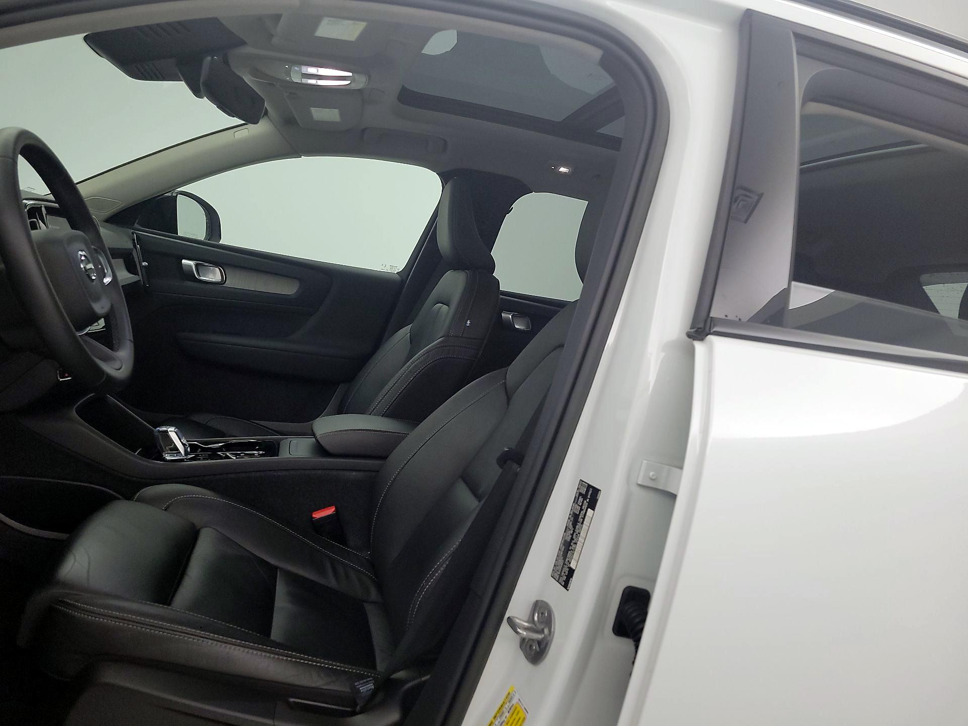 Thumbnail: 2023 Volvo XC40 - 19