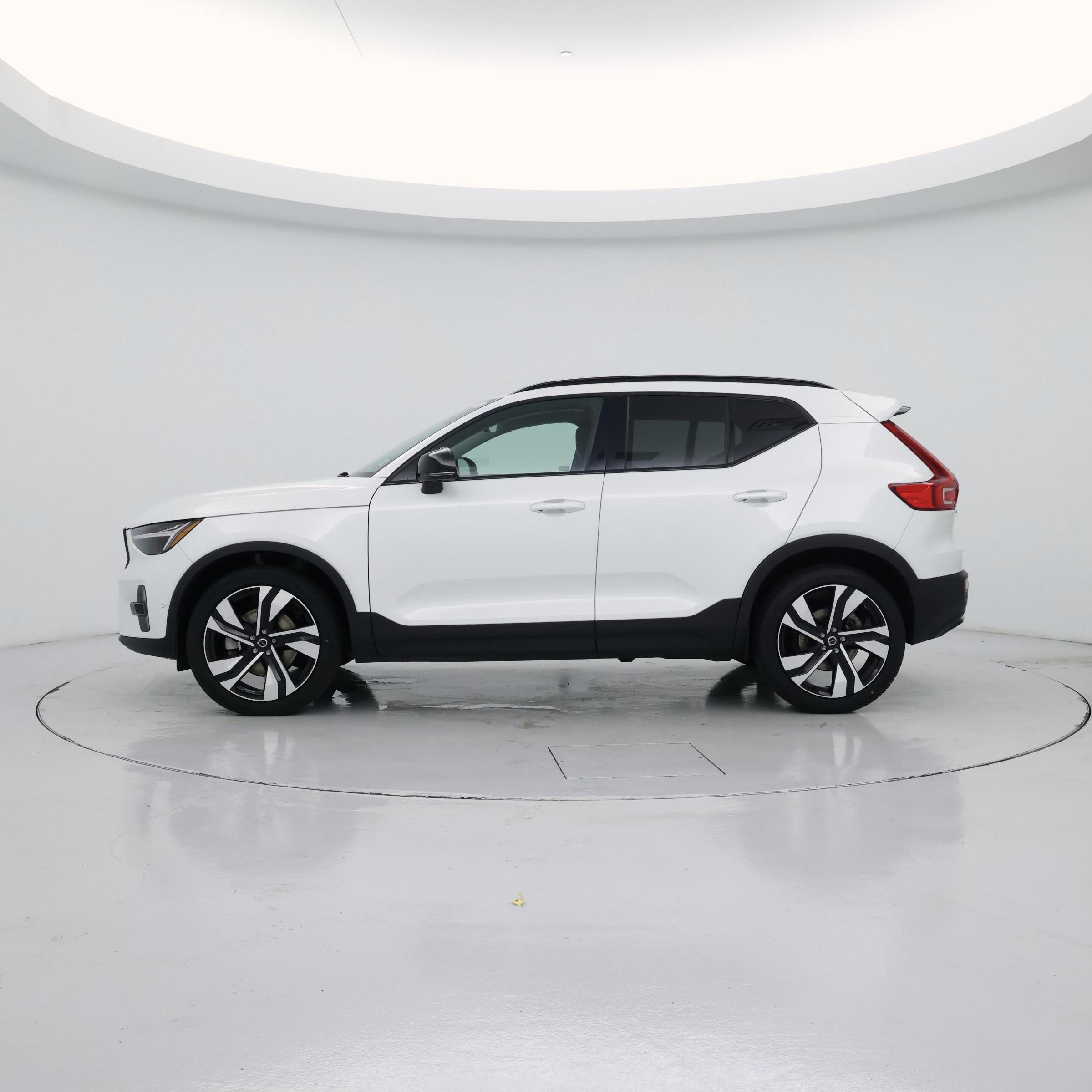 Thumbnail: 2023 Volvo XC40 - 3