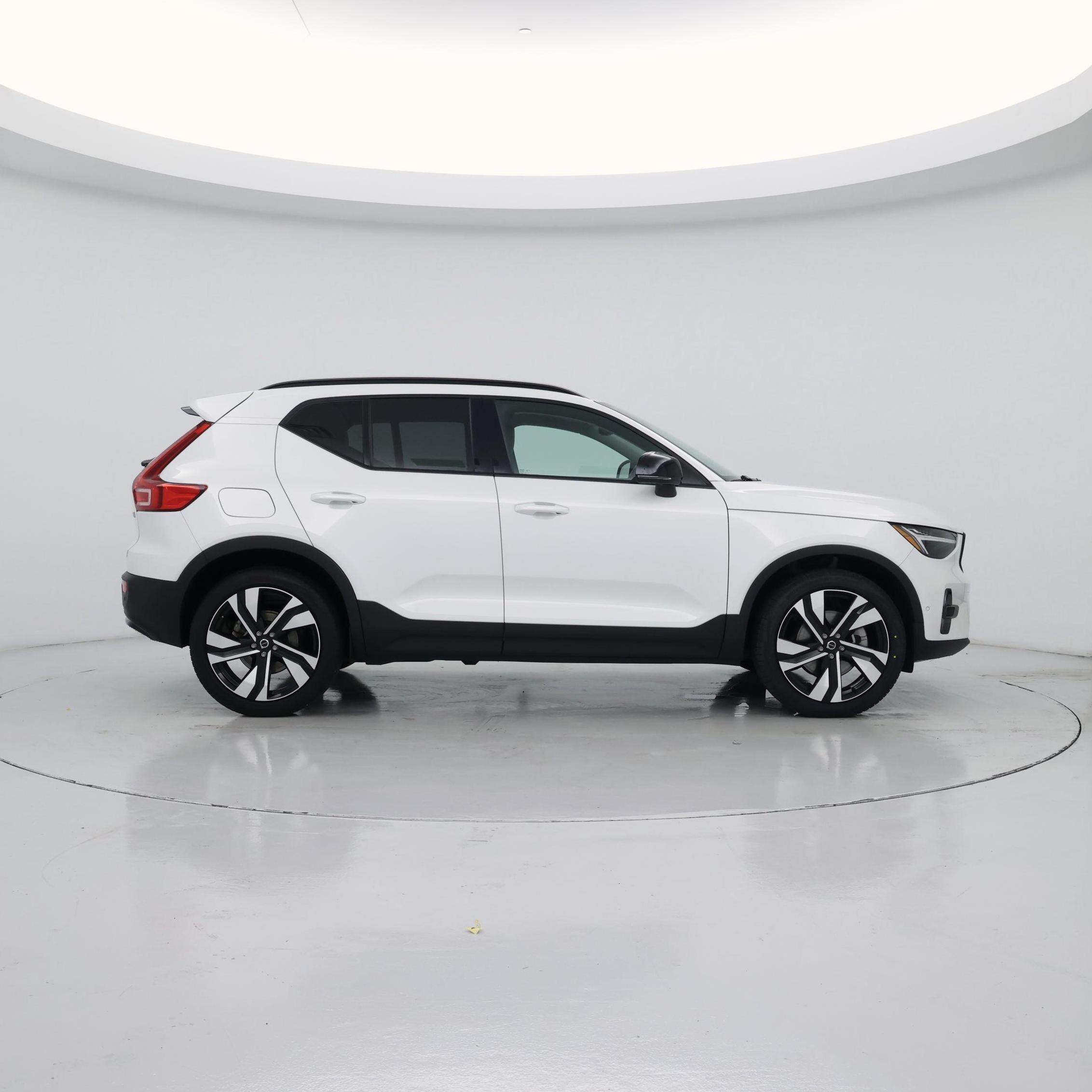 Thumbnail: 2023 Volvo XC40 - 7