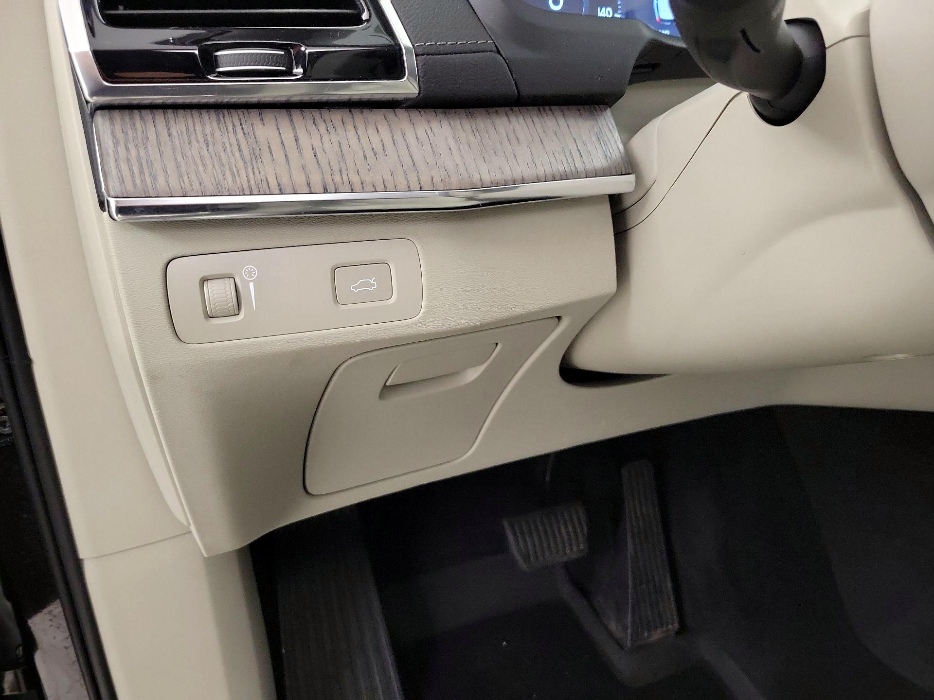 Thumbnail: 2022 Volvo XC90 - 13