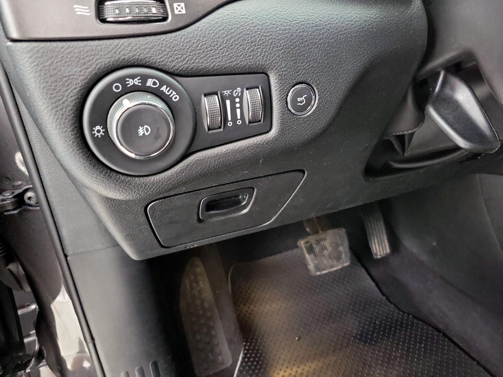 Thumbnail: 2022 Jeep Cherokee - 13