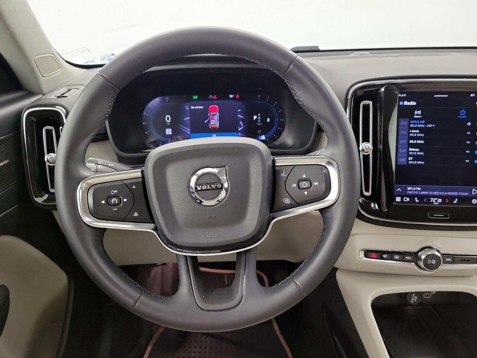 Thumbnail: 2023 Volvo XC40 - 10