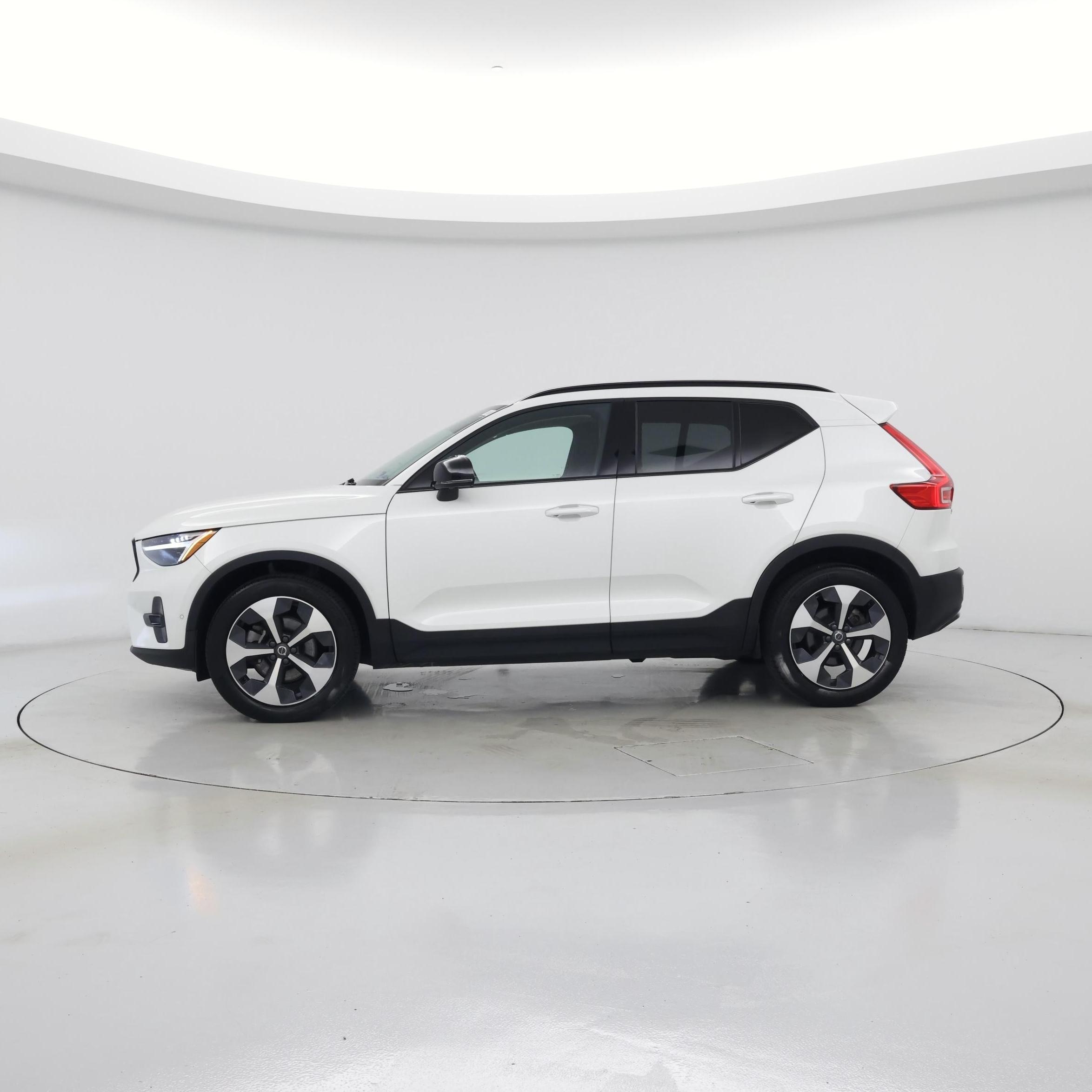 Thumbnail: 2023 Volvo XC40 - 3