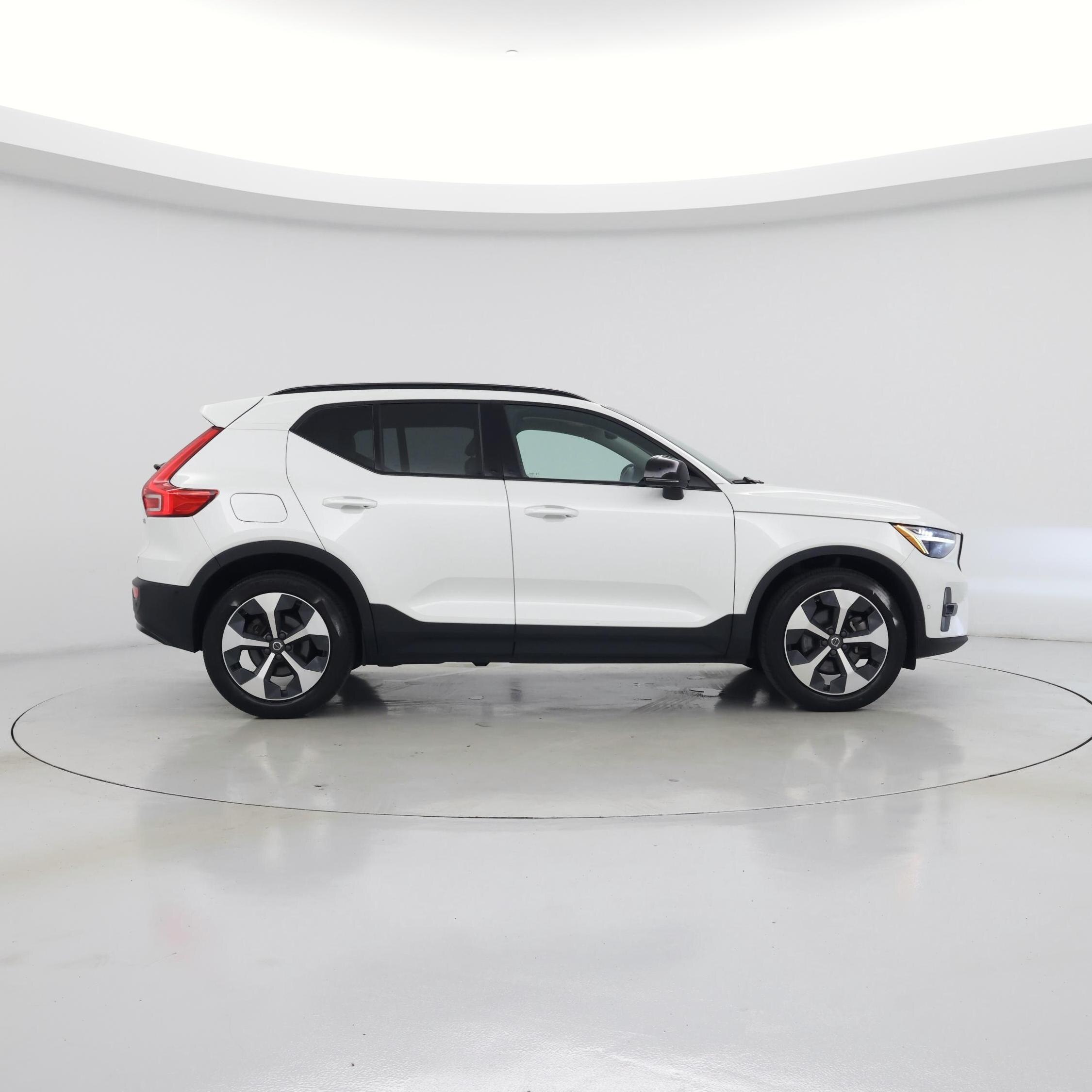 Thumbnail: 2023 Volvo XC40 - 7
