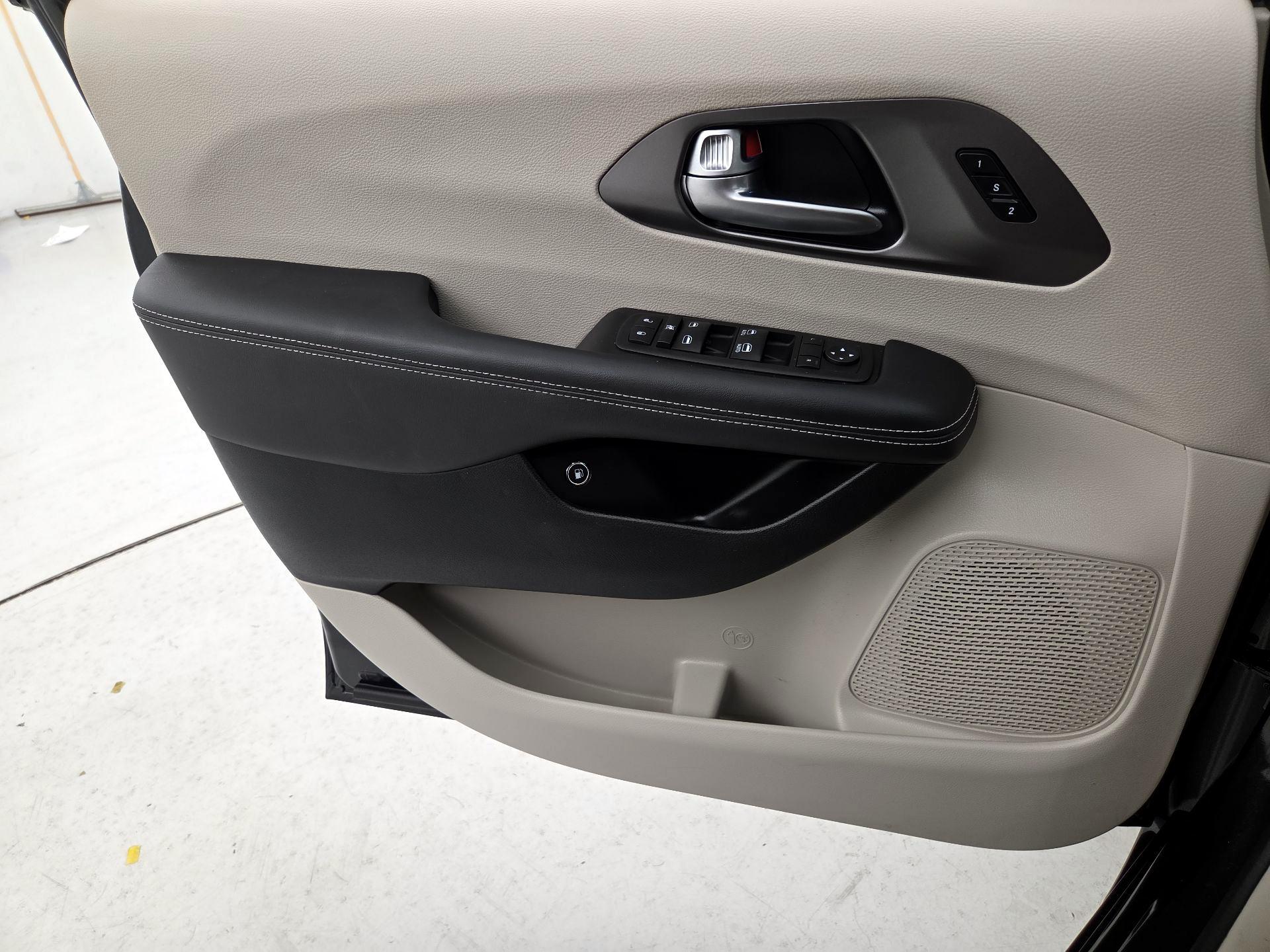 Thumbnail: 2023 Chrysler Pacifica - 12