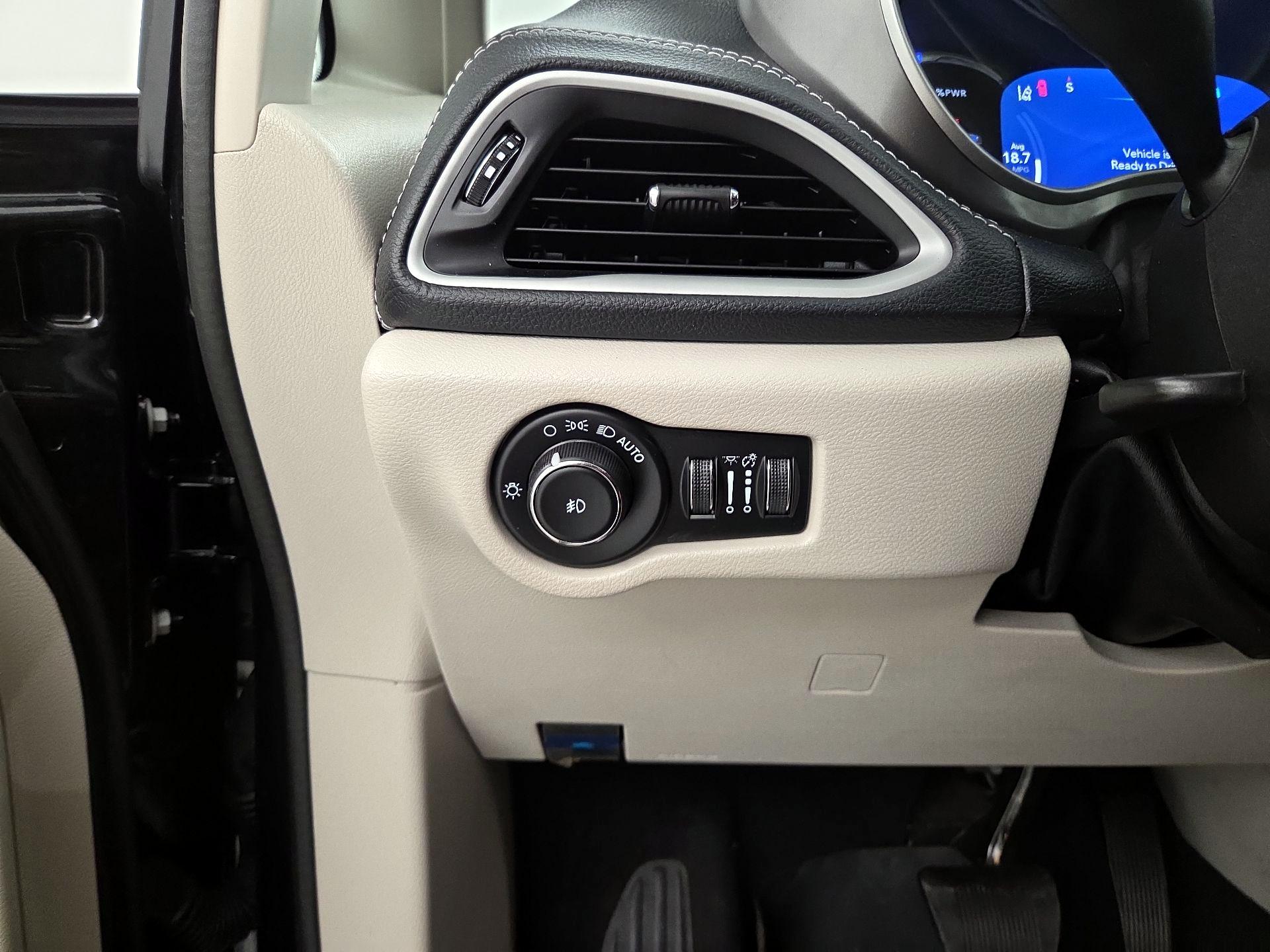 Thumbnail: 2023 Chrysler Pacifica - 13