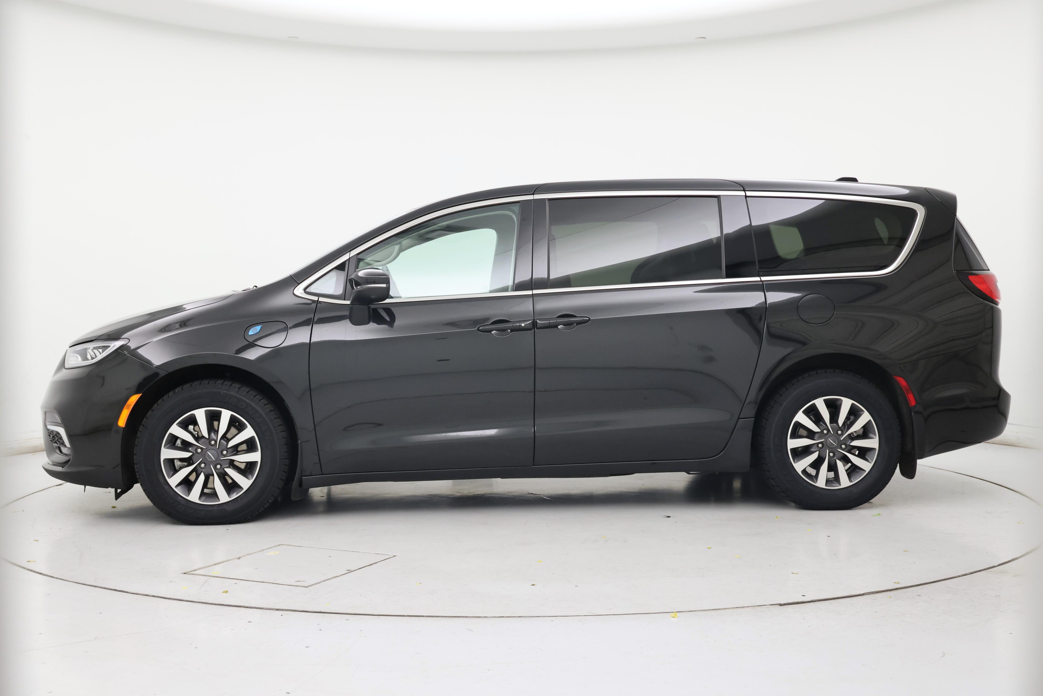 Thumbnail: 2023 Chrysler Pacifica - 3