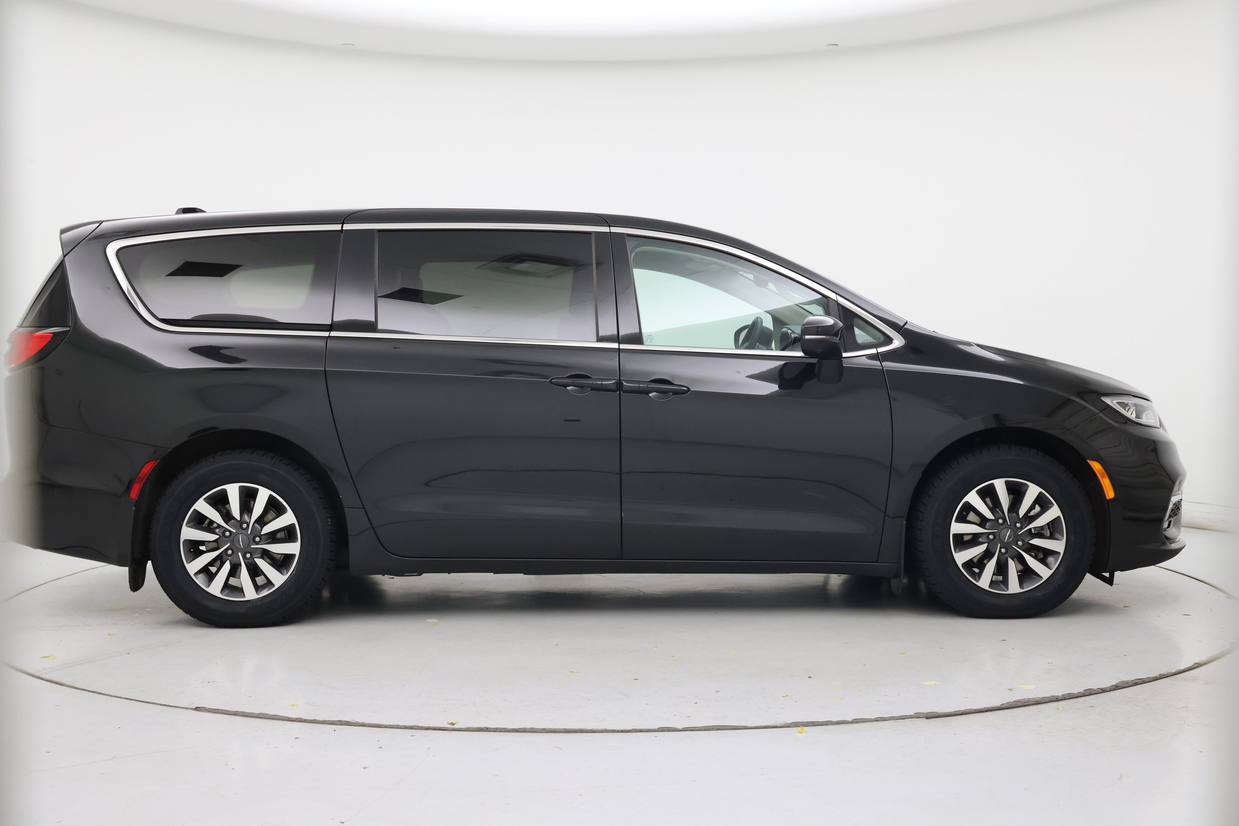 Thumbnail: 2023 Chrysler Pacifica - 7